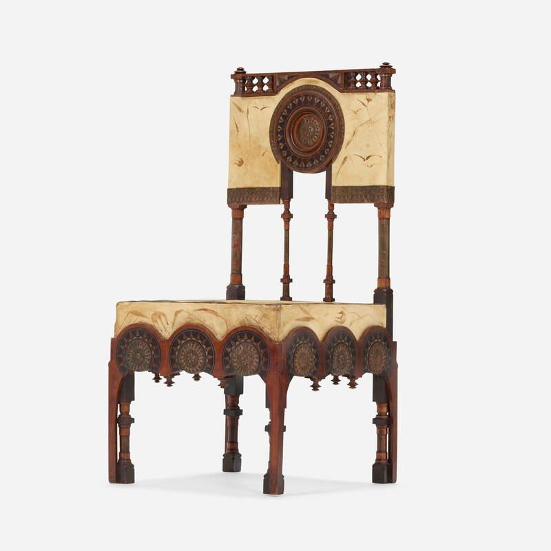 Seltener Beistellstuhl aus geschnitztem Nussbaumholz von Carlo Bugatti, gepolstert mit Pergament, eingelegt mit Zinndetails und montiert mit gehämmertem Kupferdekor. Schönheit und Unfug: The Design Alchemy of Blackman Cruz, Blackman, Cruz and