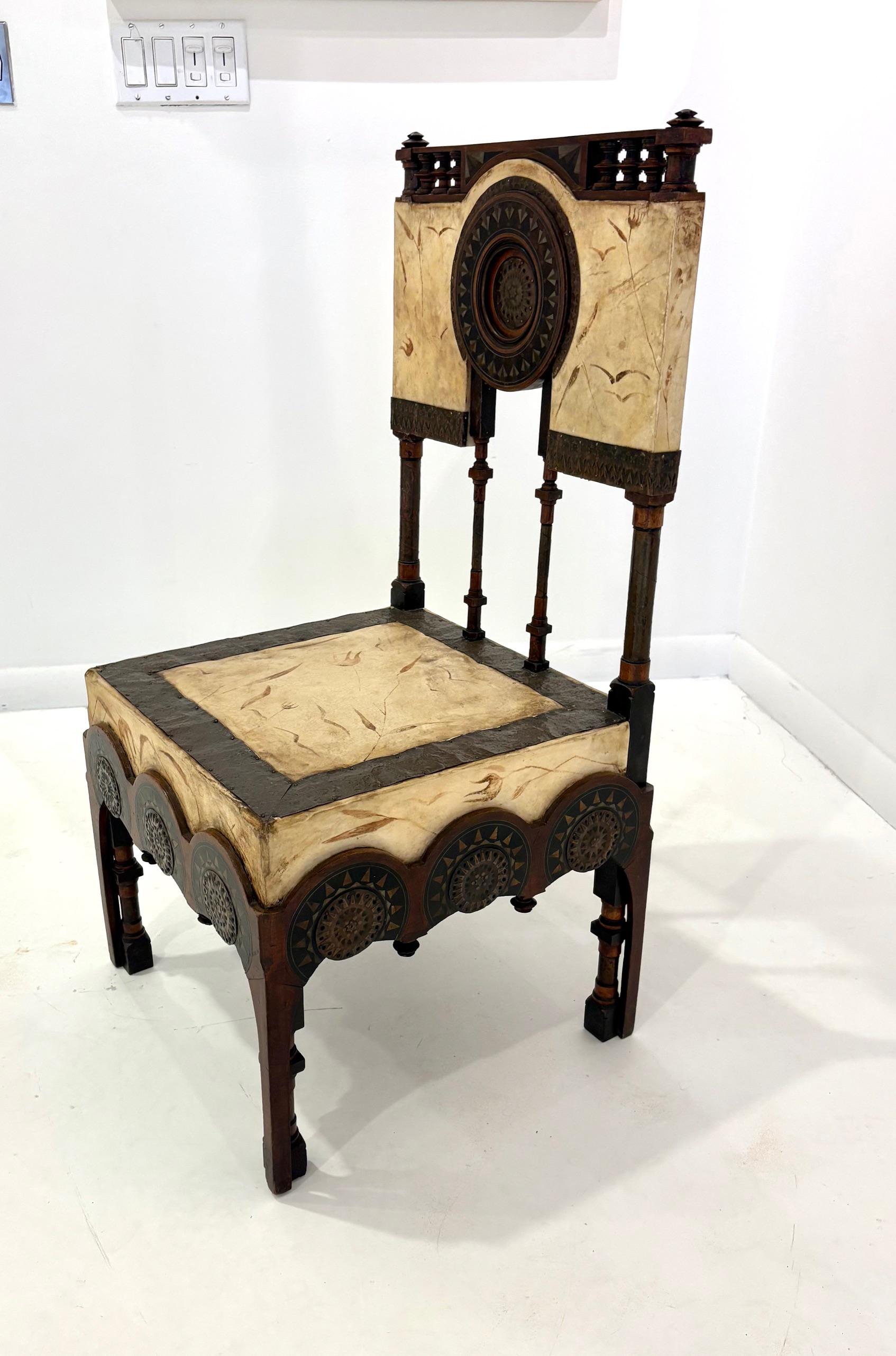 Inizio XX secolo Rara sedia laterale in noce, rame e pergamena di Carlo Bugatti. in vendita