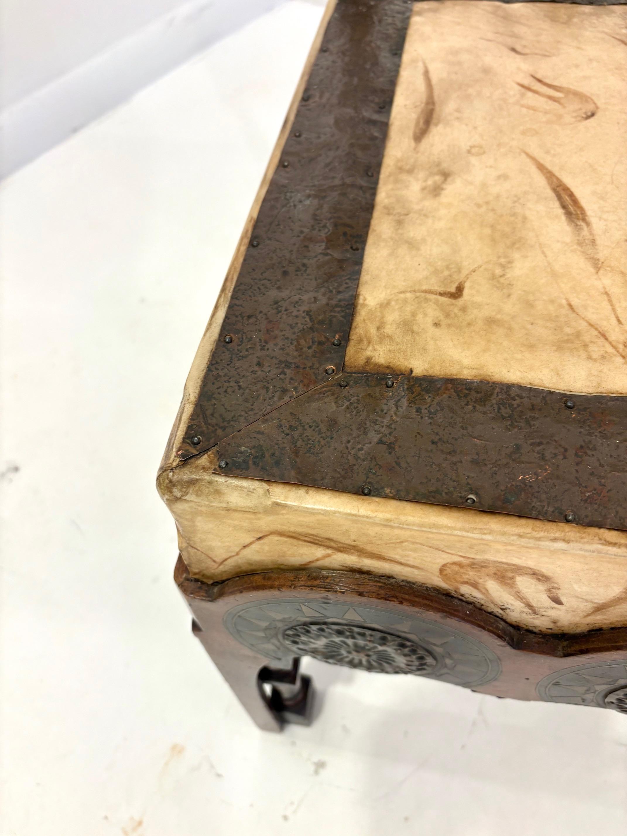 Rara sedia laterale in noce, rame e pergamena di Carlo Bugatti. in vendita 2