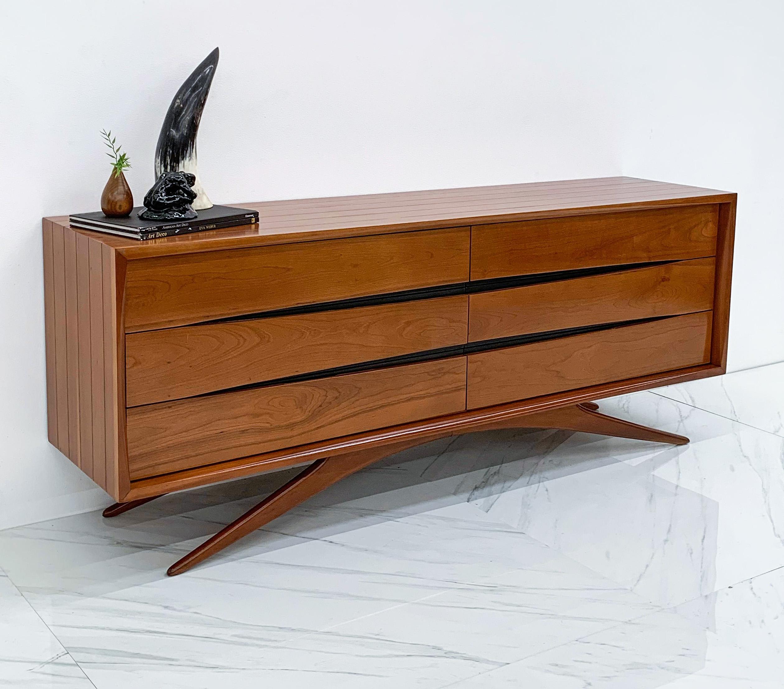 Rare Walnut Credenza by Vladimir Kagan for Grosfeld House, NY, 1950's In Good Condition In Culver City, CA