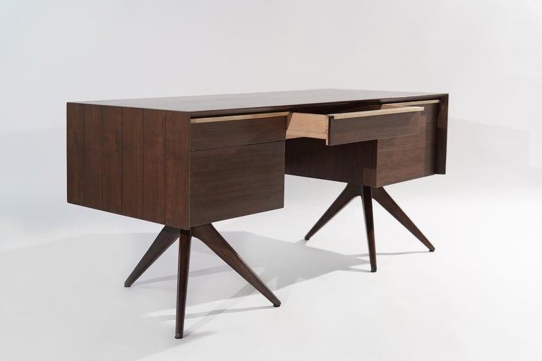 Rare Walnut Desk by Vladimir Kagan for Grosfeld House, circa 1950s In Excellent Condition For Sale In Stamford, CT