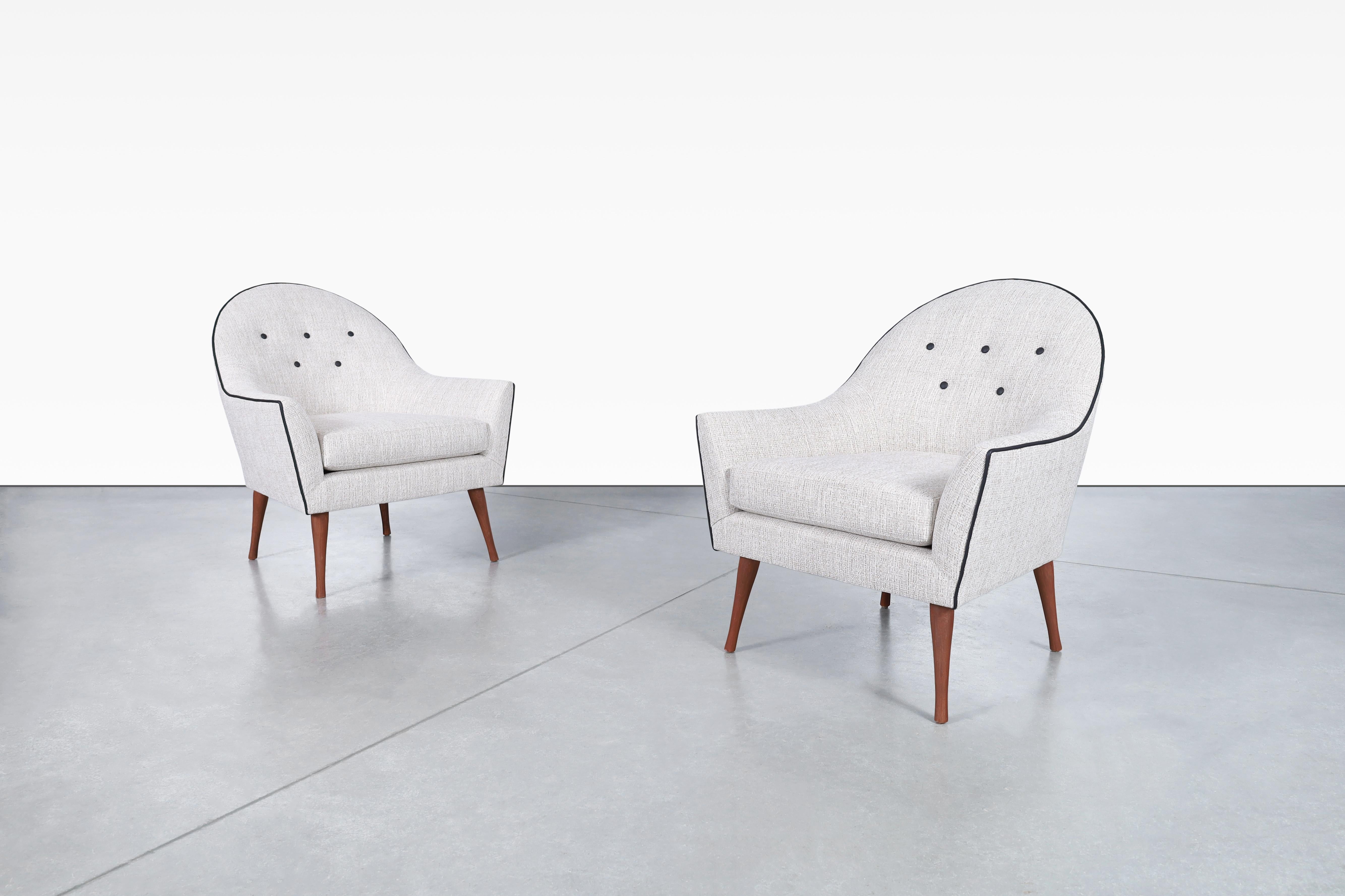Chaises longues en noyer du milieu du siècle, conçues par Paul McCobb pour Widdicomb, aux États-Unis, vers les années 1960. Ces fabuleuses chaises ont été soigneusement remises à neuf et retapissées, ce qui leur confère une apparence fraîche et