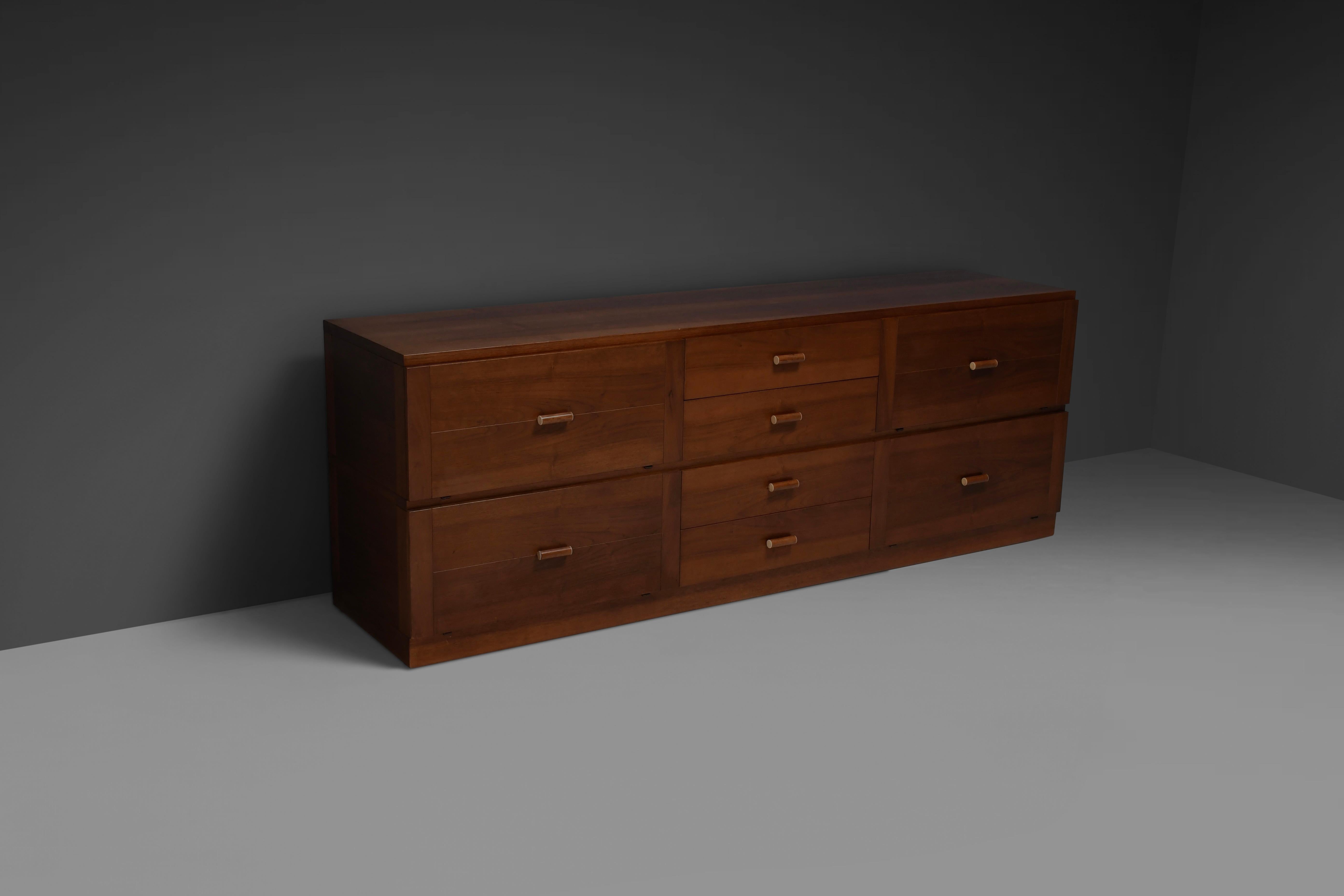 Beautiful minimalistic credenza in very good condition.

Designed by architect Antonio Virgilio in the 1970s 

Manufactured by Bernini Italy.

The sideboard is made from massive walnut and walnut veneer and has white accents on the round handles, it