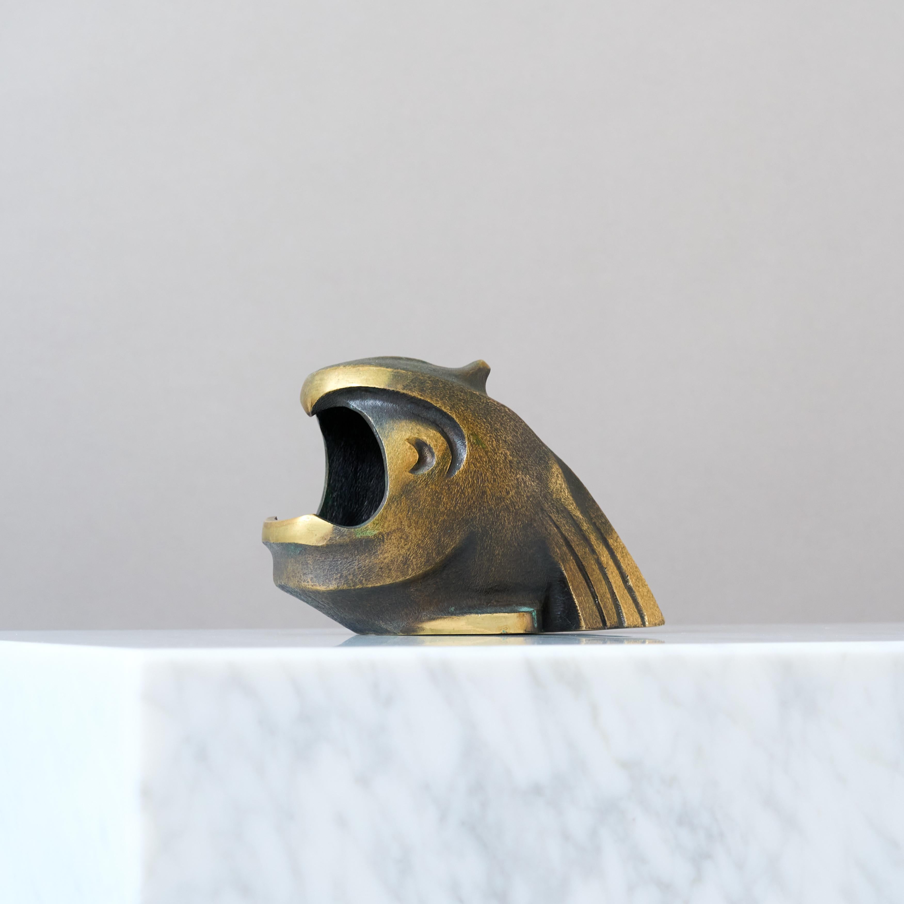 Grande et rare sculpture de poisson / cendrier / bol en laiton massif. 
Conçu par Walter Bosse pour Herta Baller à Vienne, en Autriche, dans les années 1950.

Excellent état d'origine, avec une patine étonnante.

Né en 1904 de parents peintres