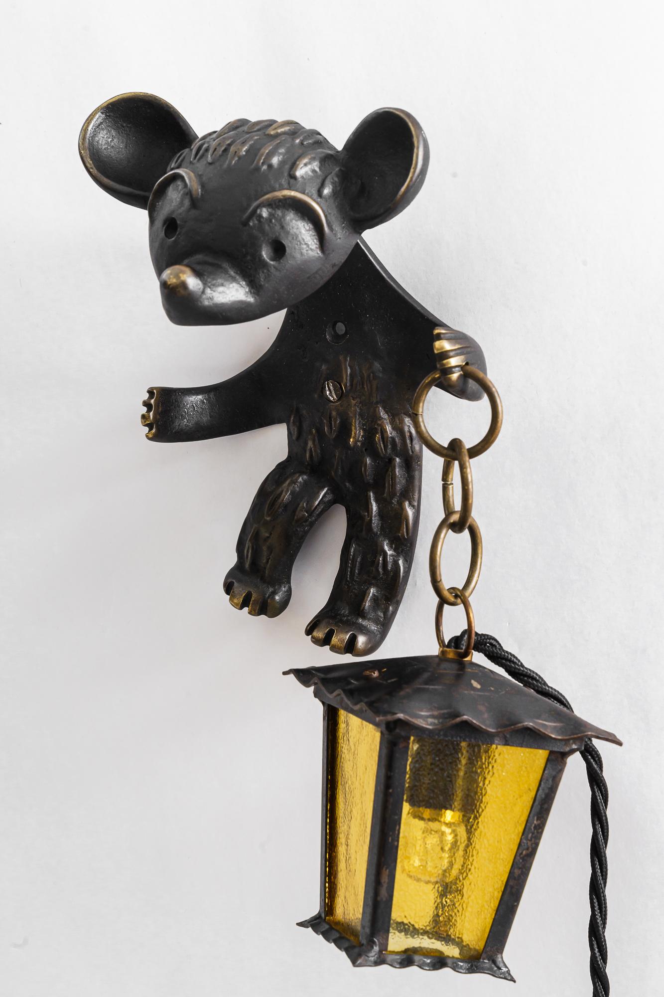 Rare walter bosse for hertha baller bear wall lamp holding a lantern vienna 1950s
Very good original condition