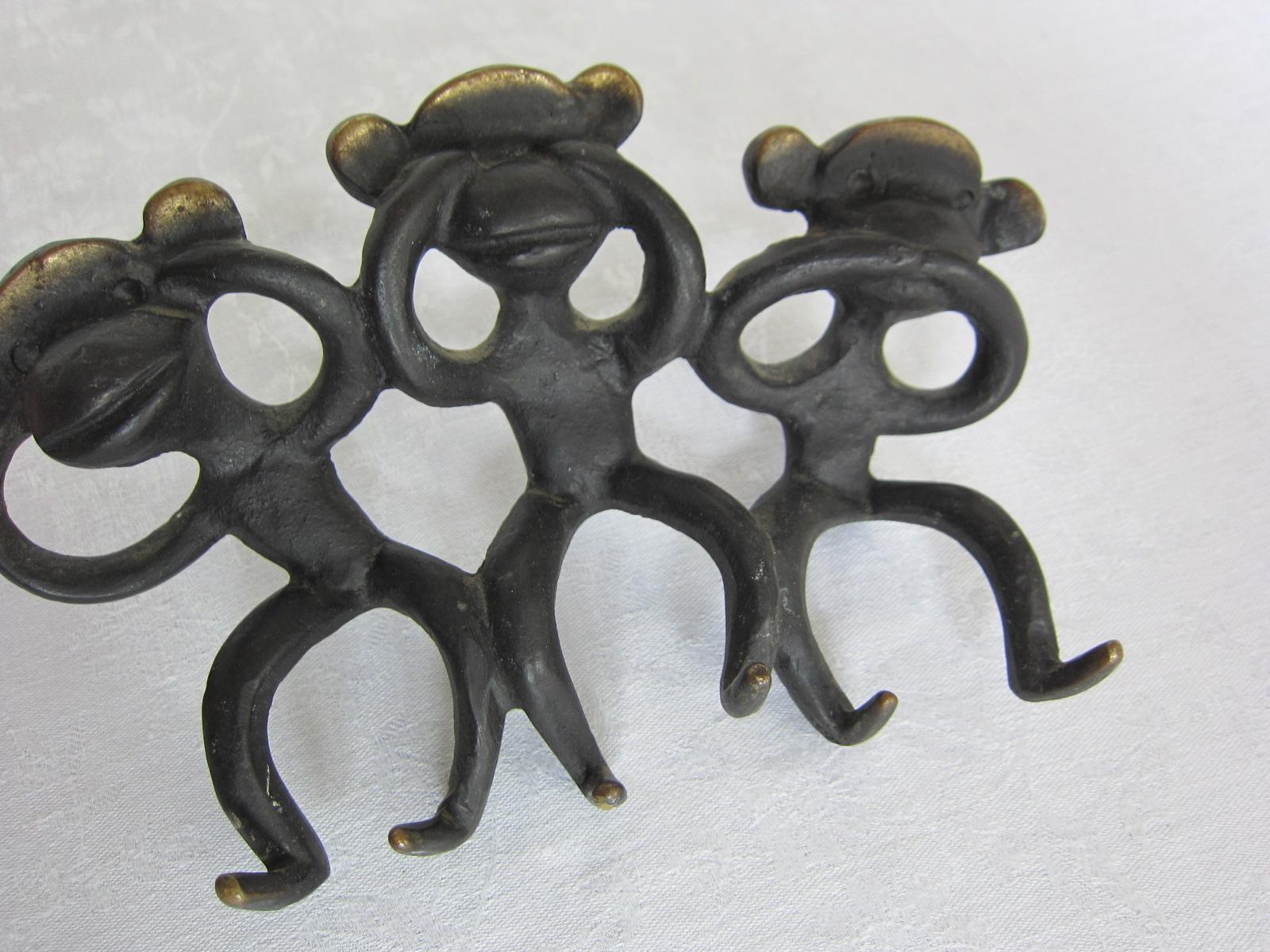 Dieses interessante Stück ist ein Schlüsselbrett in Form von drei Affen
Schöpfer:
Herta Baller (Macher*in),Walter Bosse (Designer*in)
Ende der 1940er Jahre entwickelte er Messingminiaturen in Form von Tieren. Bosse's Liebe zu Tieren kommt in diesen