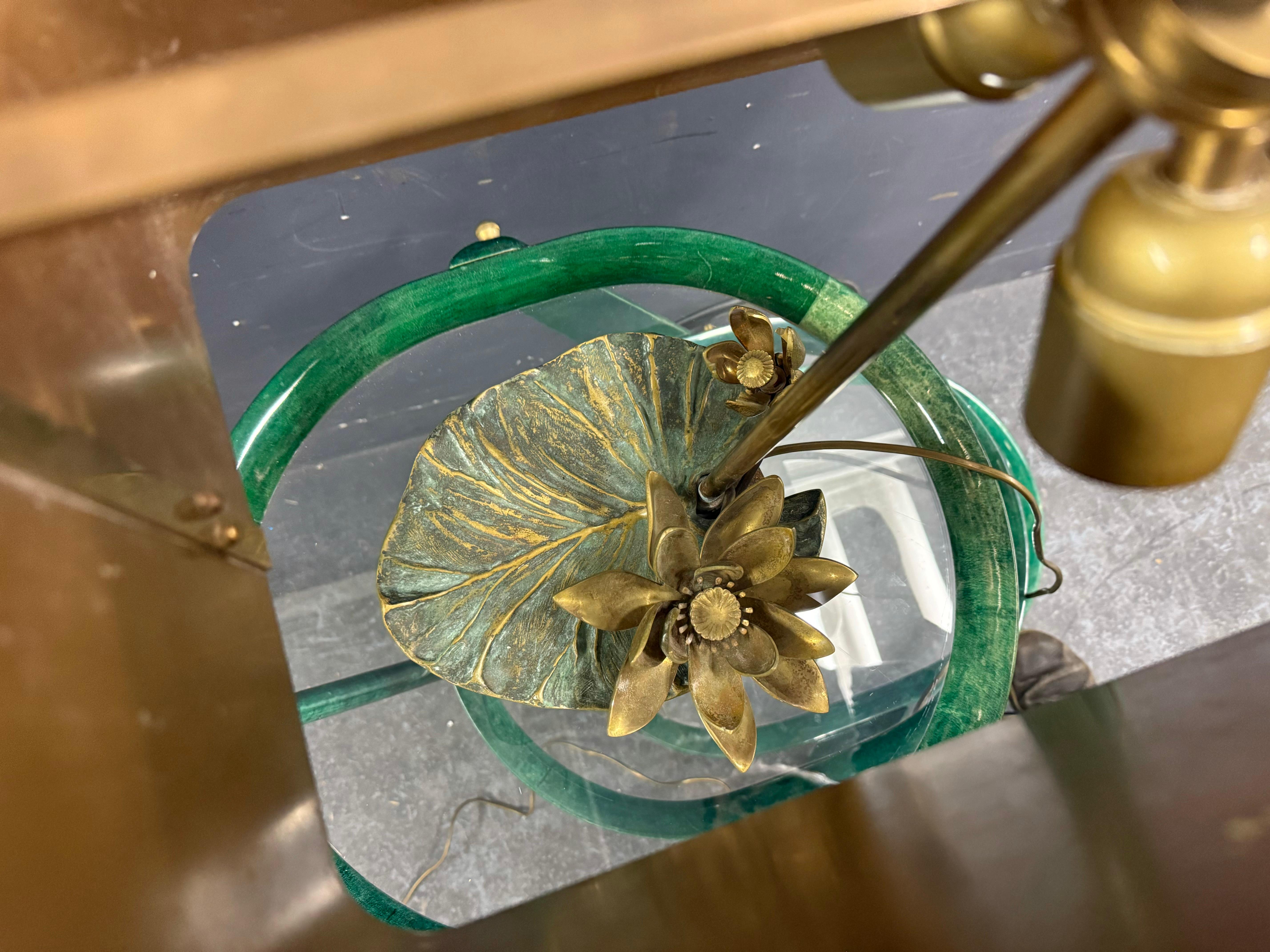 incredibile lampada da tavolo a forma di ninfea patinata.