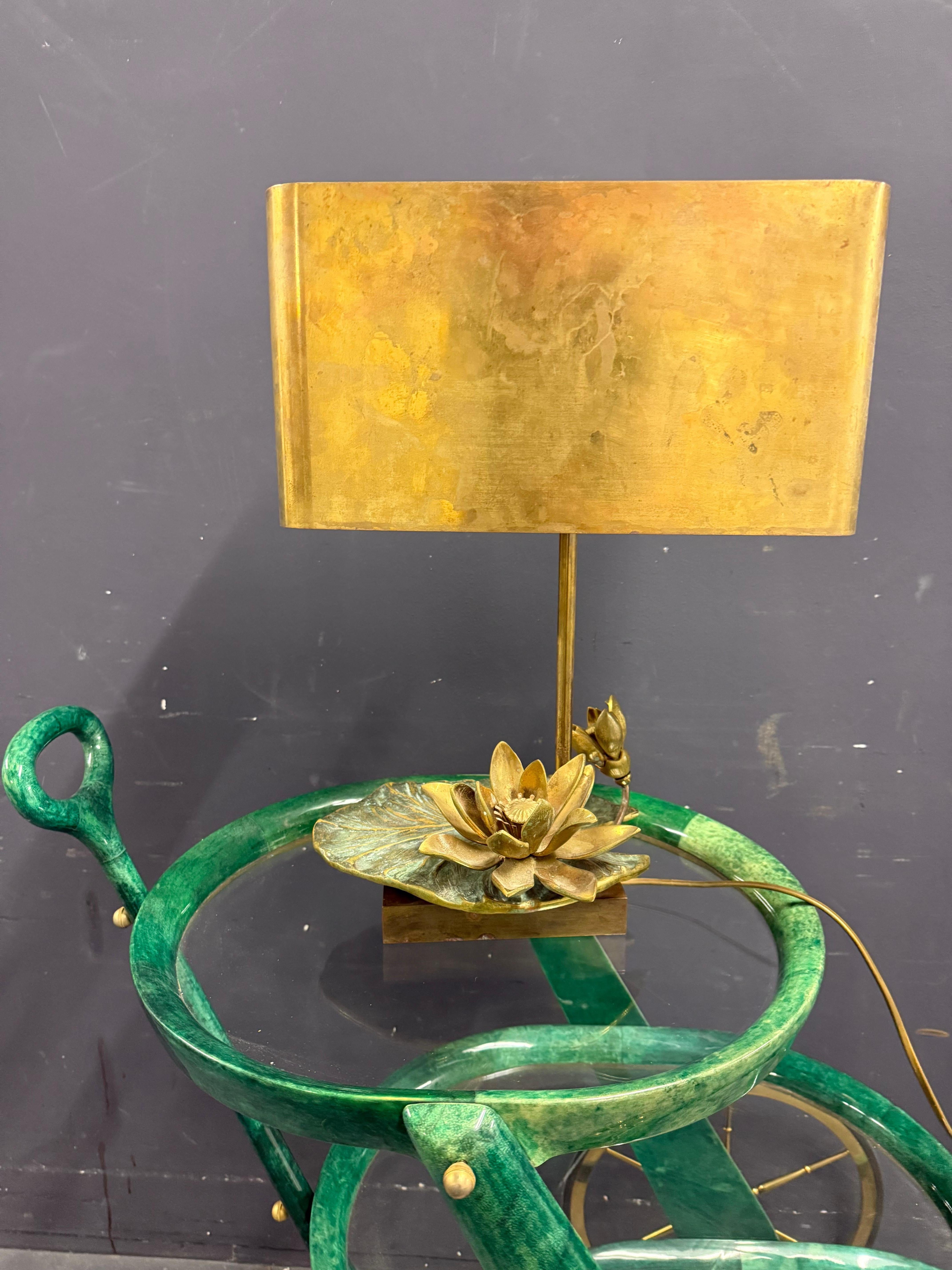 Metà XX secolo rara lampada a forma di ninfea di Maison Charles in vendita