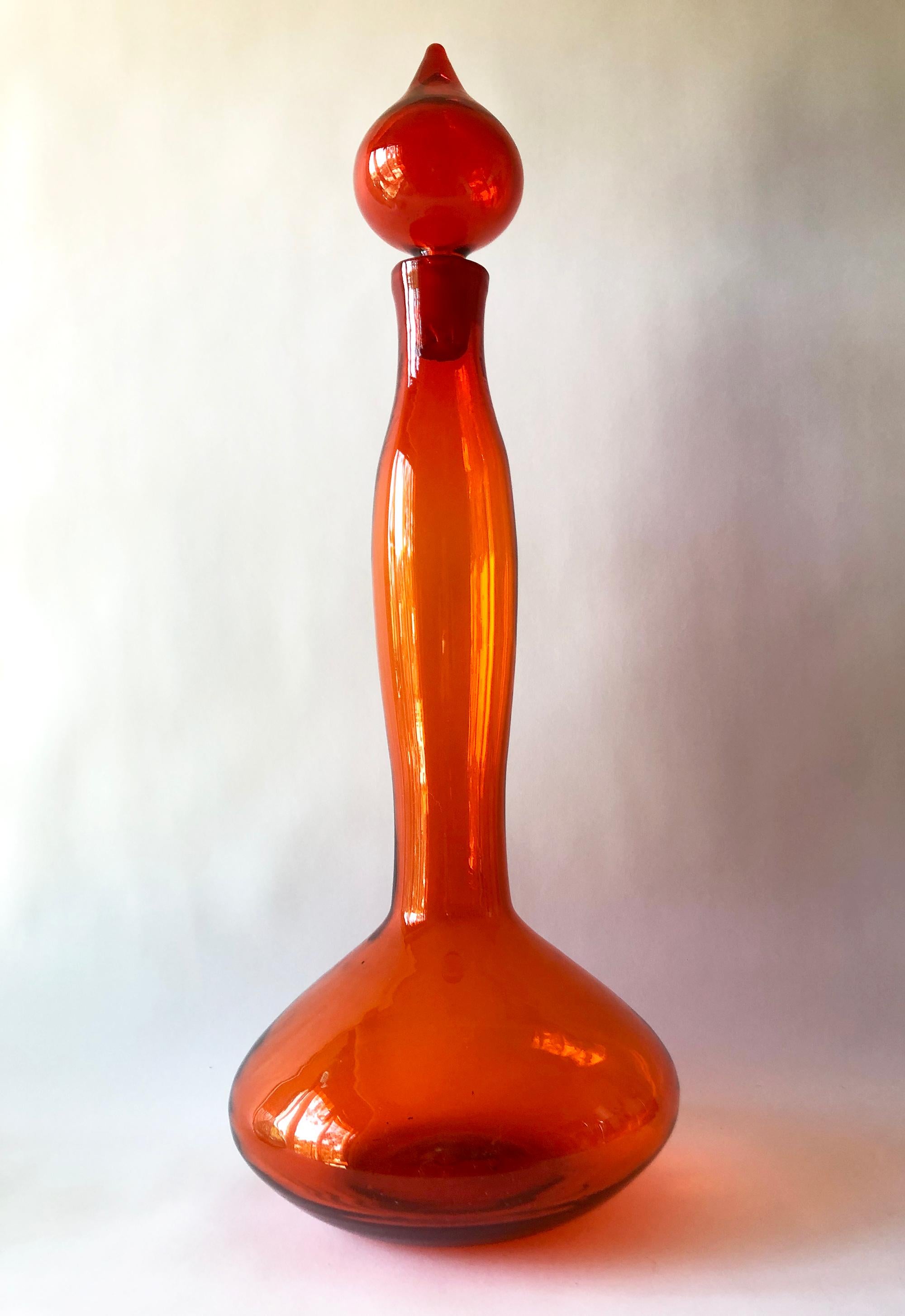 Seltene Wayne Husted für Blenko Tangerine Genie Flasche Bodendekanter und Stopper (Moderne der Mitte des Jahrhunderts) im Angebot