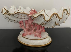 Raro plato de centro de mesa decorativo con pedestal de coral y almejas de Wedgwood