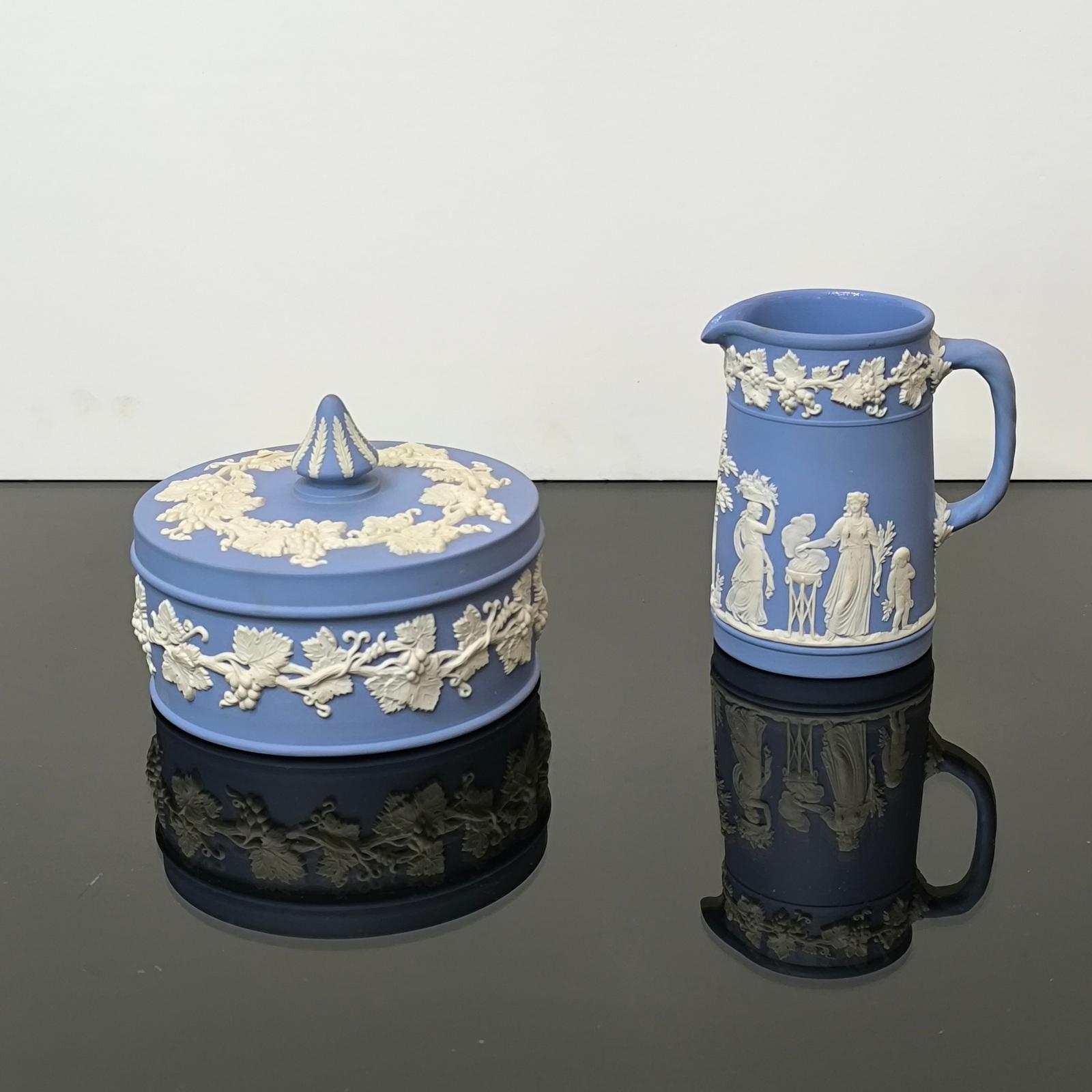 Boîte à bibelots en jaspe bleu clair de Wedgwood - forme ronde avec feuilles de vigne

Dimensions : Mesure 10 cm de hauteur et 12 cm de diamètre.

En parfait état. 

