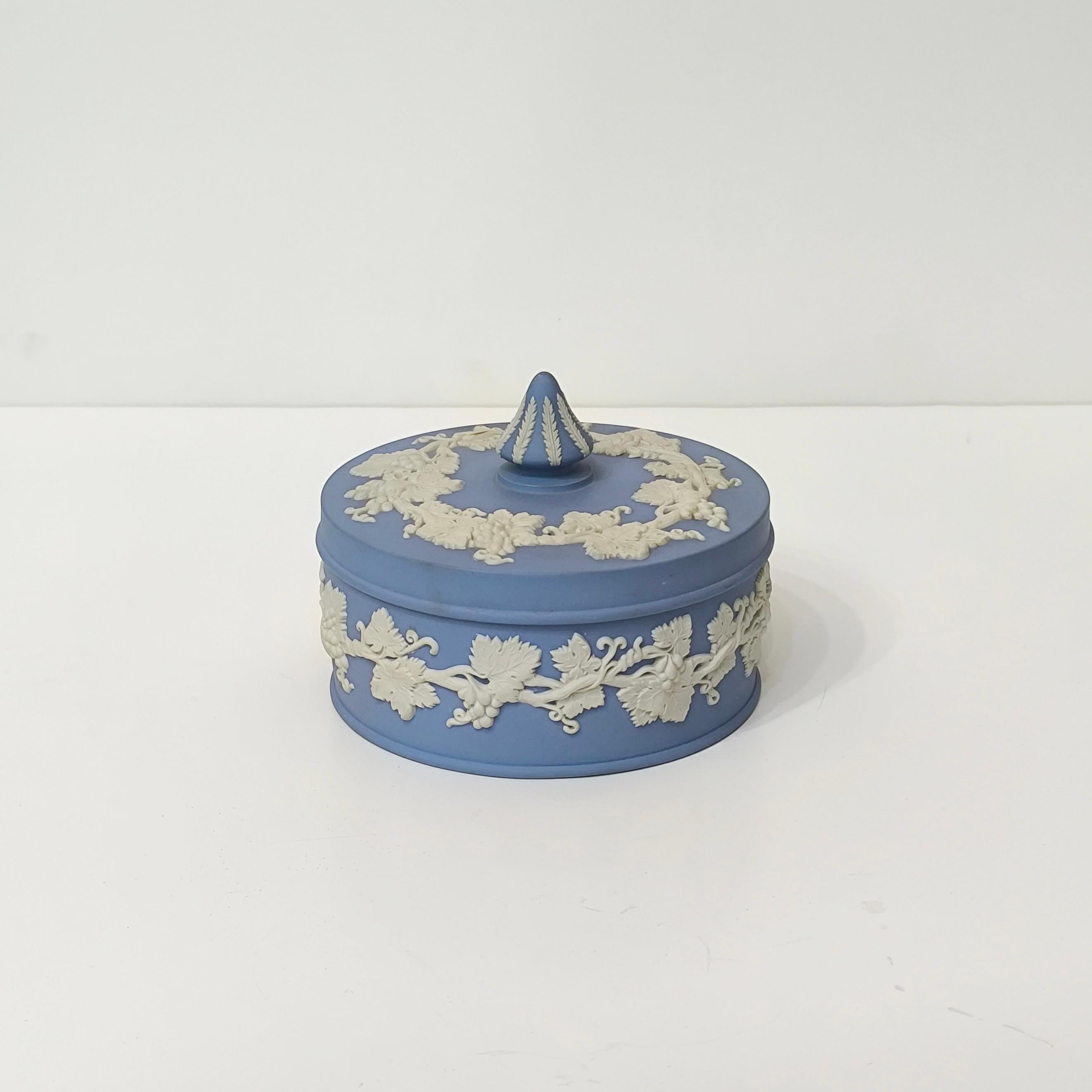 Mid-Century Modern Rare boîte à bijoux Wedgwood, boîte ronde à couvercle en jaspe bleu clair en vente