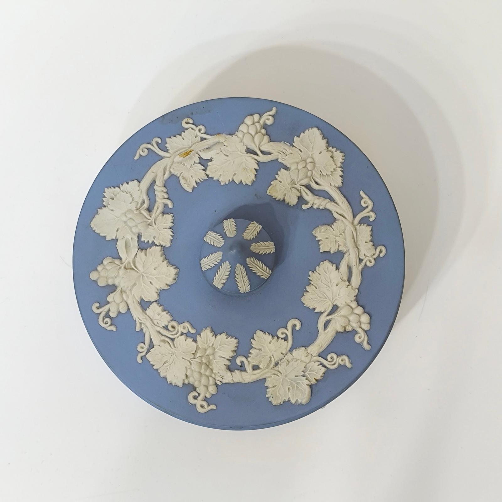 Anglais Rare boîte à bijoux Wedgwood, boîte ronde à couvercle en jaspe bleu clair en vente