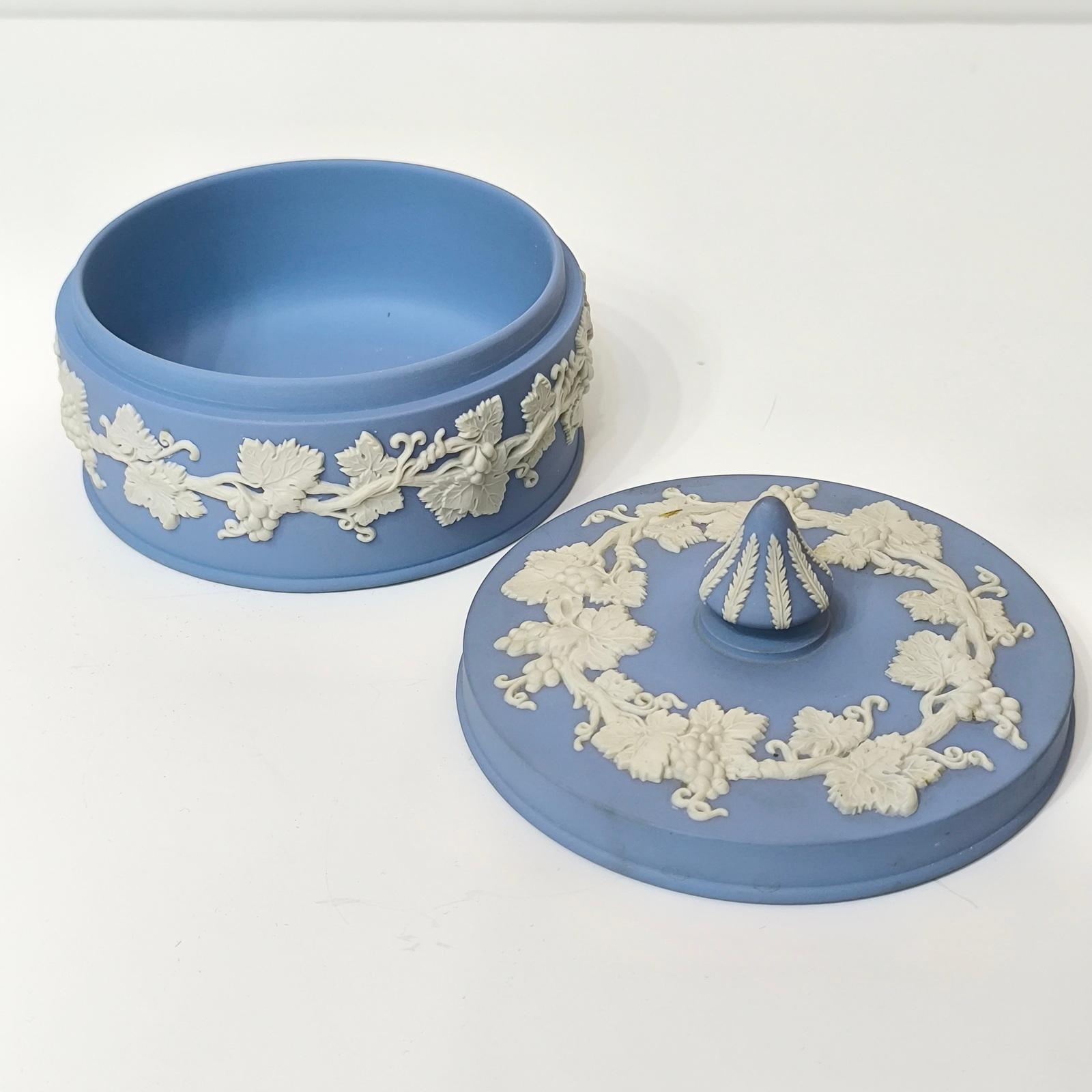 Rare boîte à bijoux Wedgwood, boîte ronde à couvercle en jaspe bleu clair Excellent état - En vente à Bochum, NRW