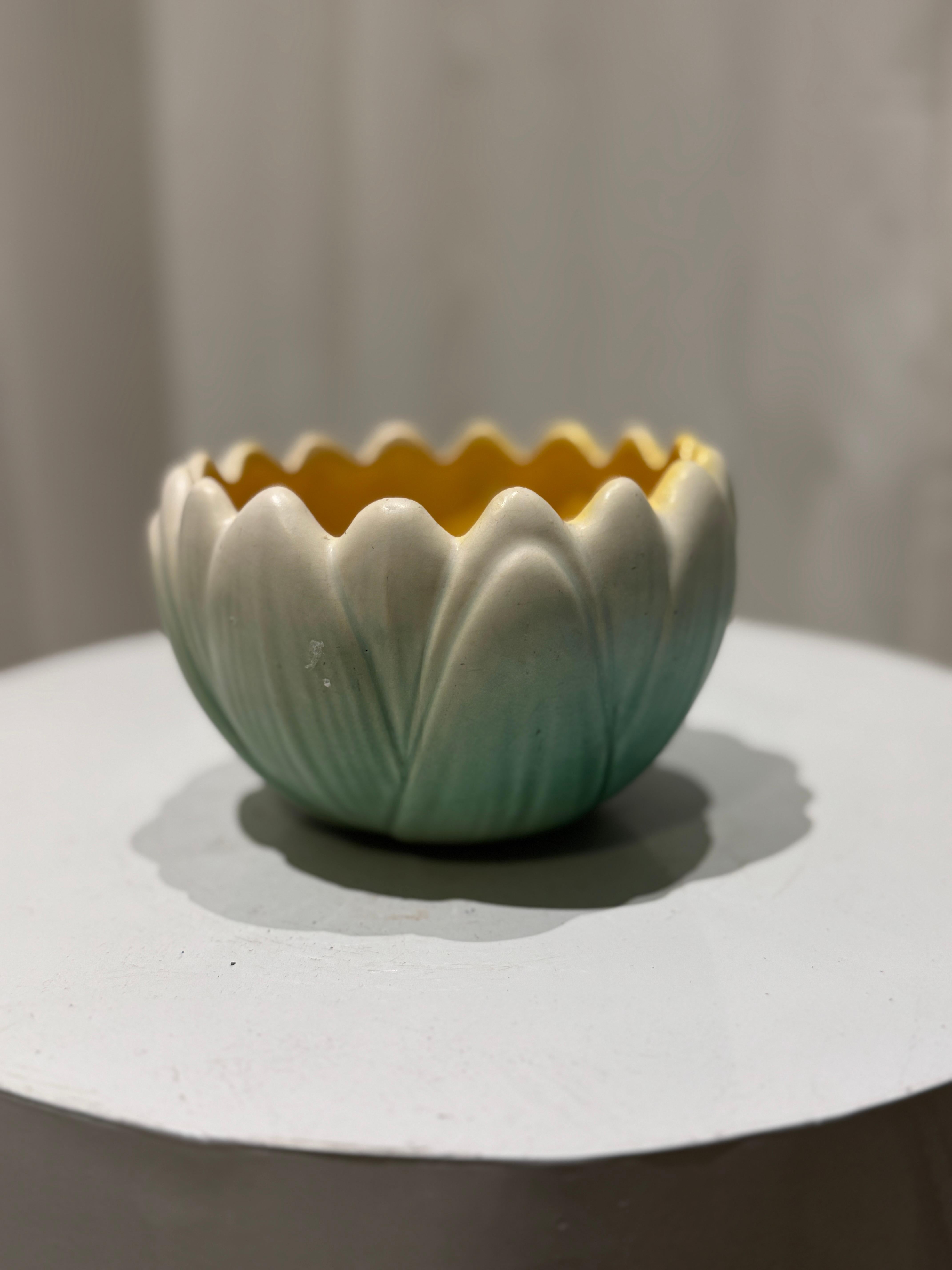 Diese atemberaubende und seltene Lotusblumenschale von Weller Pottery ist ein Beispiel für die Handwerkskunst und Eleganz der amerikanischen Töpferkunst des frühen 20. Die Schale mit der wunderschön geformten Lotusblüte zeigt einen sanften