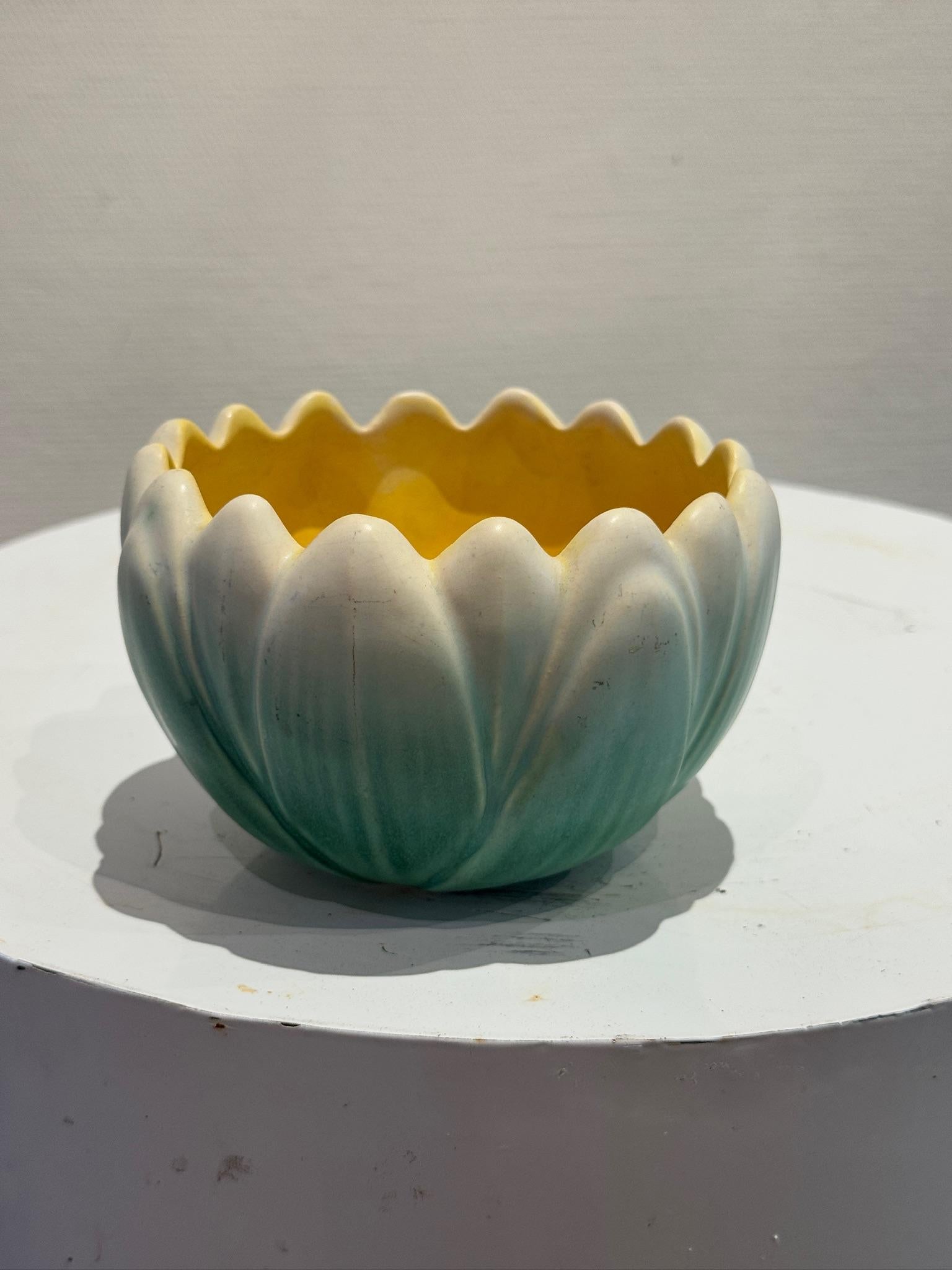 Seltene Weller Pottery Lotusblumenschale - handglasiertes Art Deco Meisterwerk (amerikanisch) im Angebot