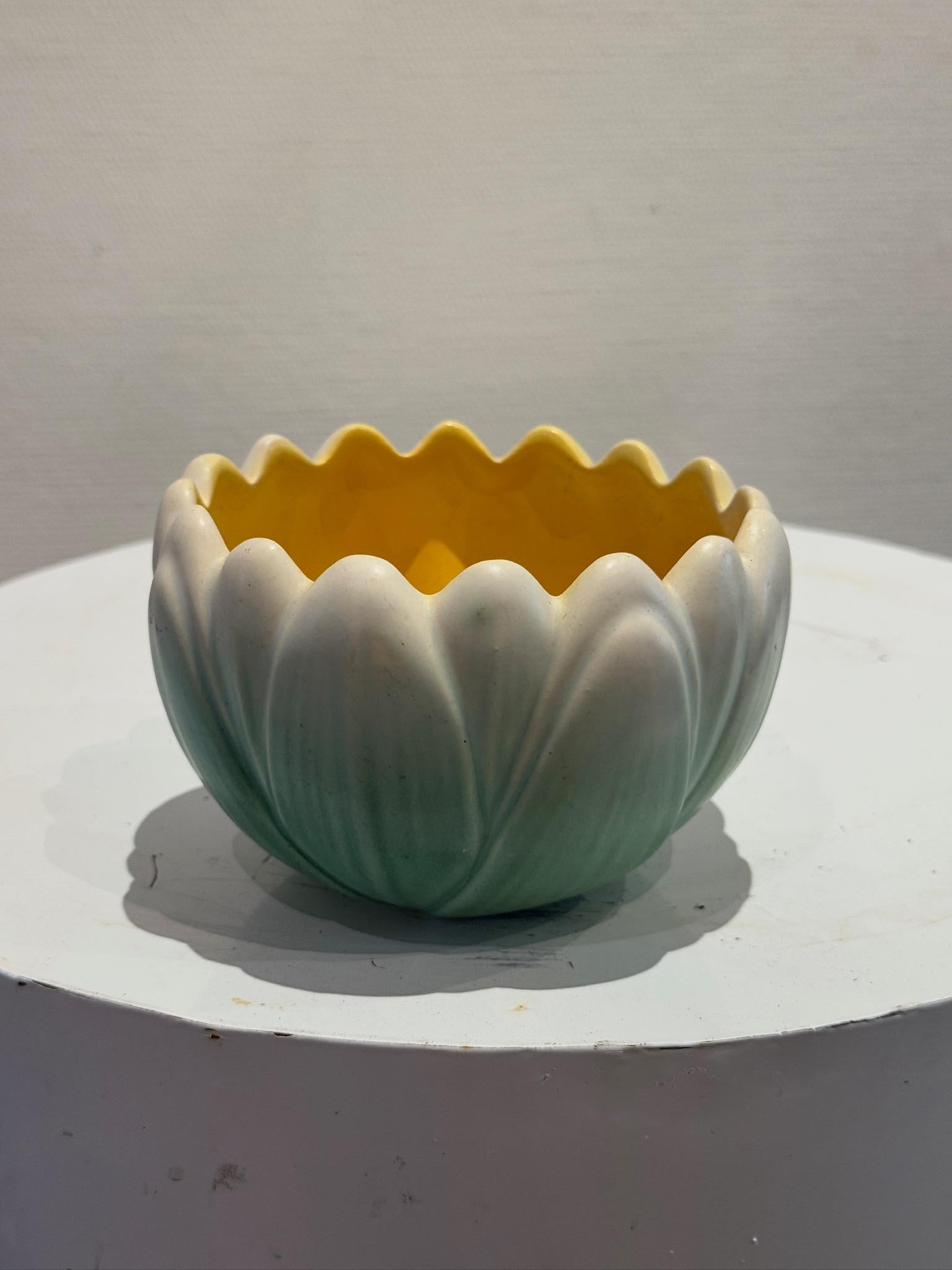 Seltene Weller Pottery Lotusblumenschale - handglasiertes Art Deco Meisterwerk (Glasiert) im Angebot
