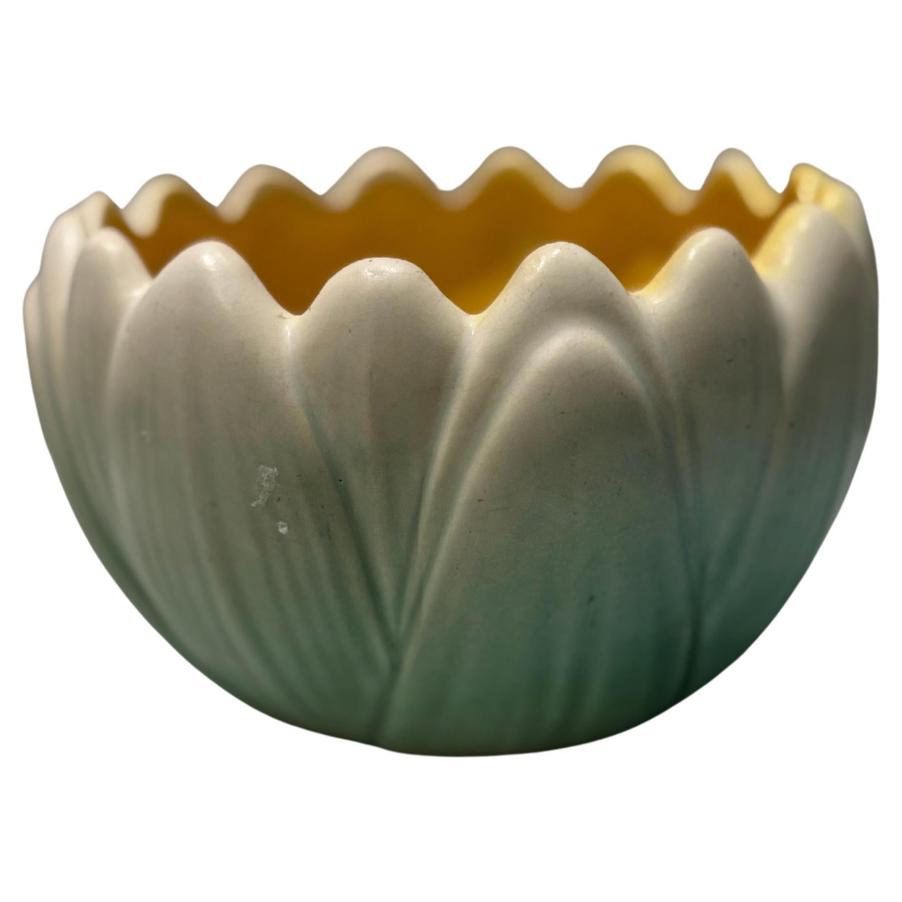 Seltene Weller Pottery Lotusblumenschale - handglasiertes Art Deco Meisterwerk im Angebot