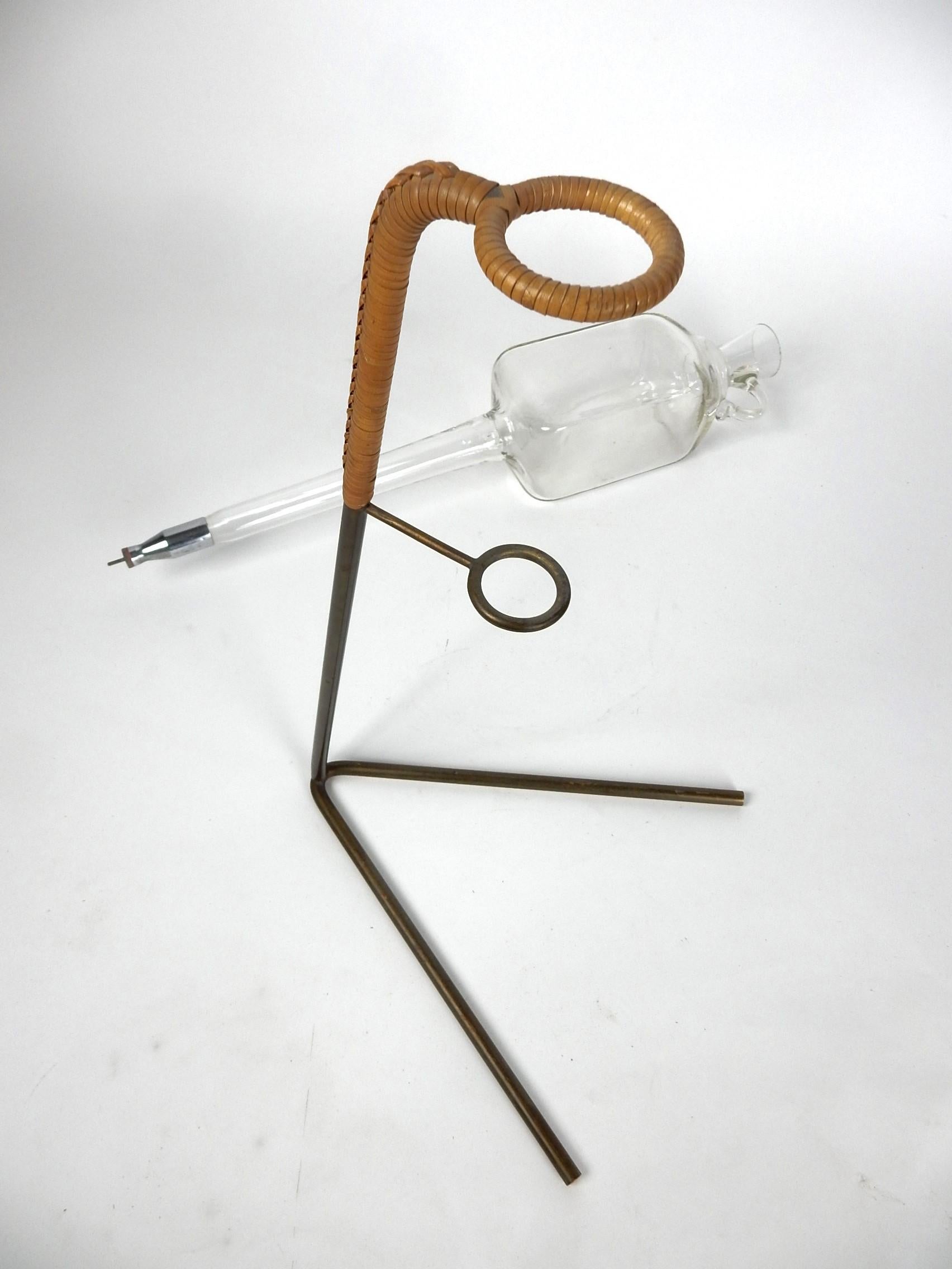 frühe 1950er Jahre Werkstätte Carl Auböck Bronze, Rohr und Glas Weindekanter. 
Markierung 