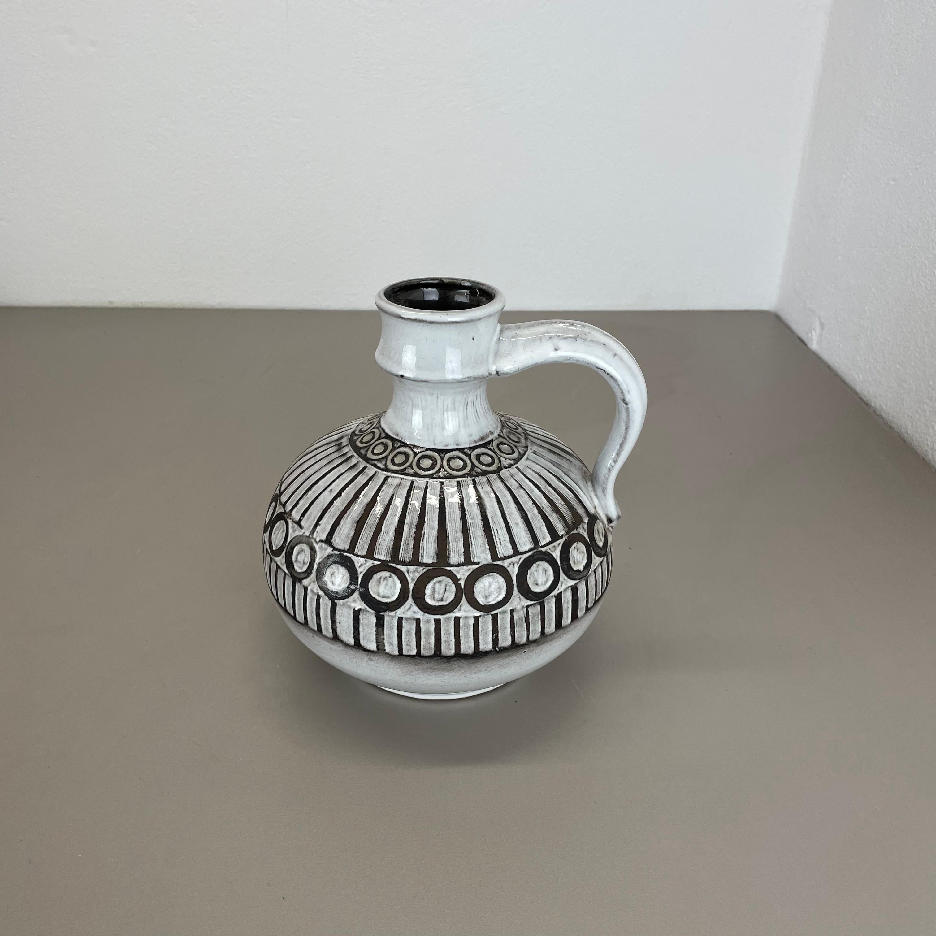 Articolo:

Elemento vaso in ceramica


Produttore:

Ceramano, Germania 


Modello:

Polaris




Decennio:

1960-1965




Questo originale elemento di vaso in Studio Pottery è stato progettato e prodotto da Ceramano Ransbach-Baumbach in Germania. Ha