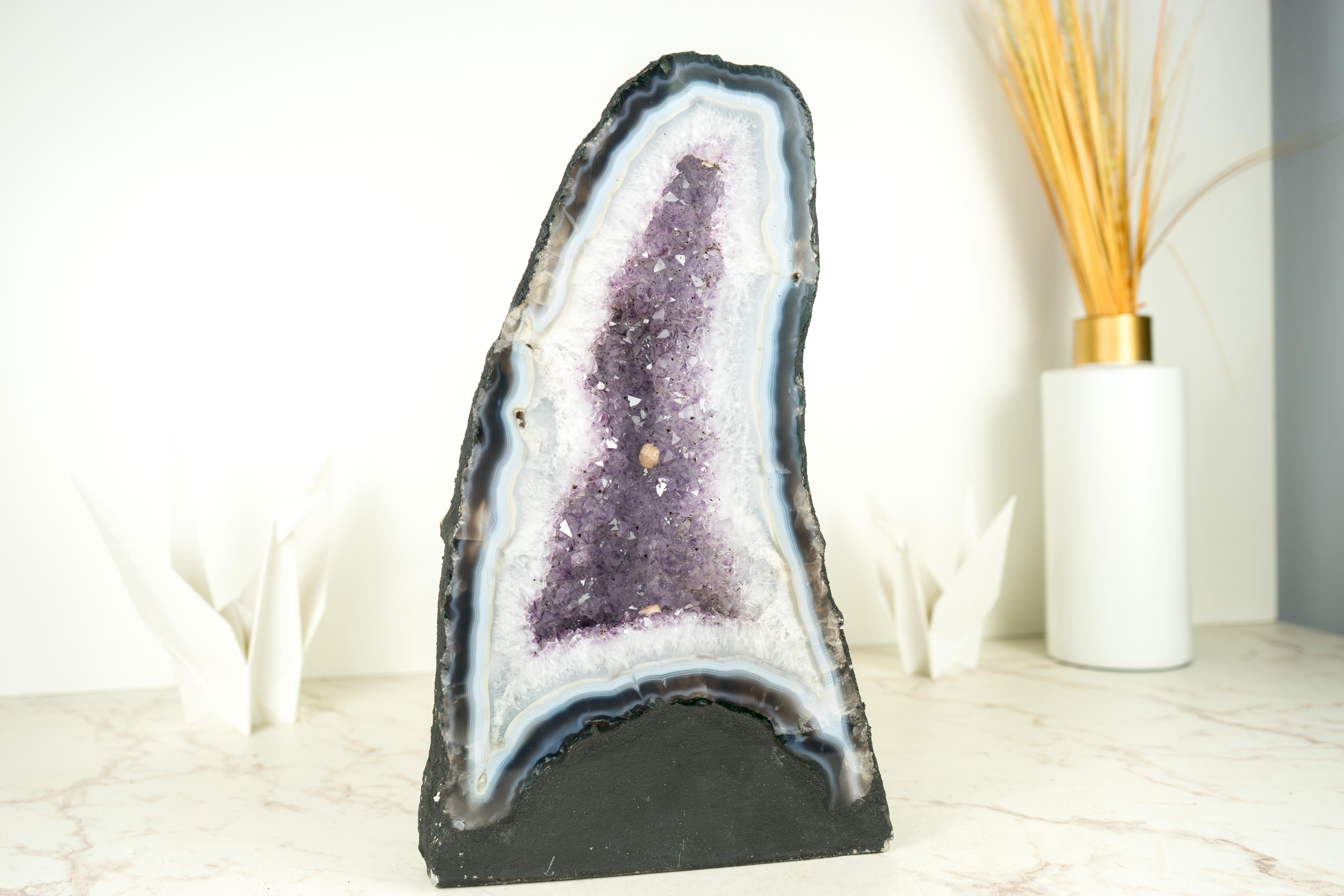Rara Geoda Catedral de Ágata Encaje Blanca y Azul con Cristal de Amatista Lavanda en venta 5