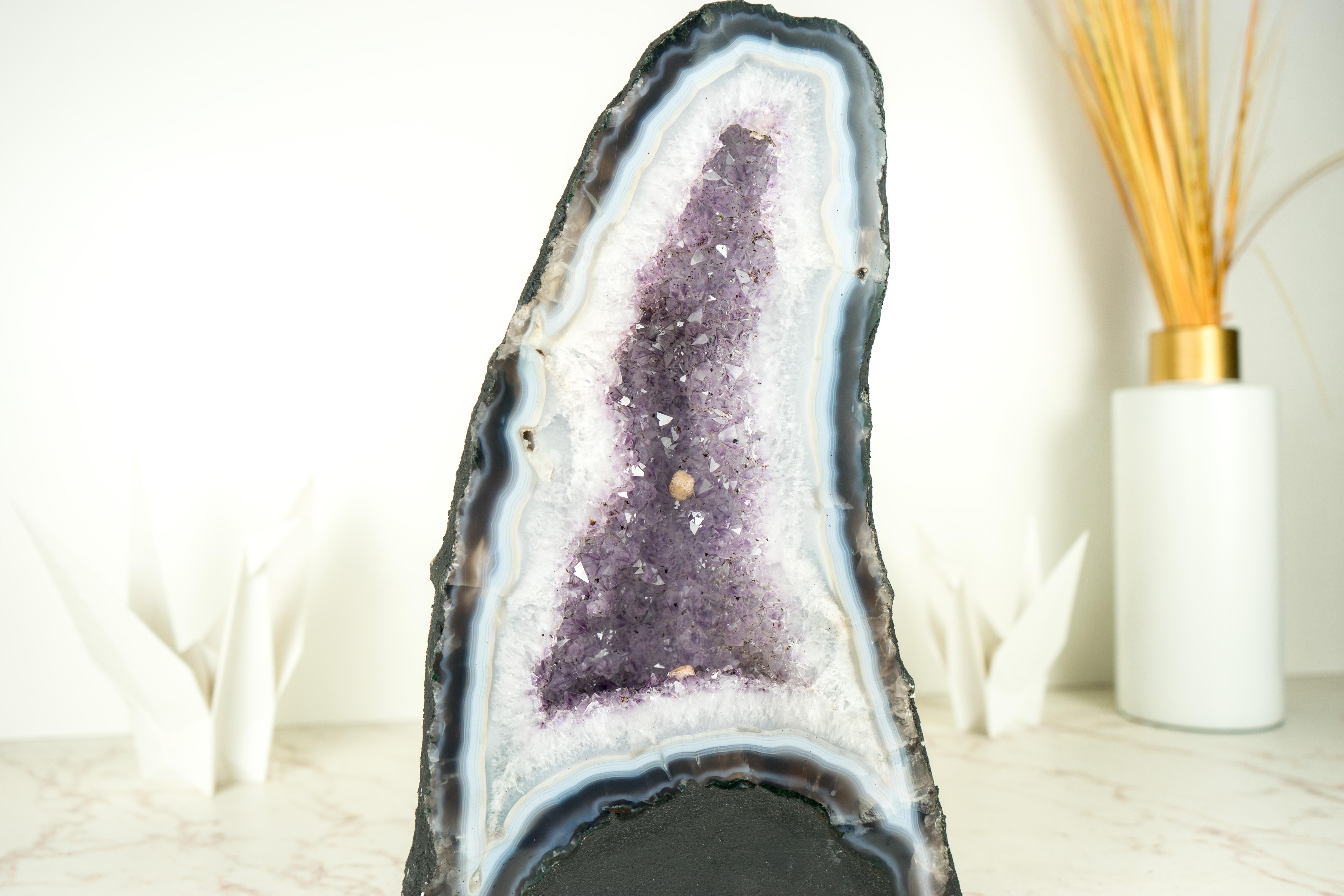 Rara Geoda Catedral de Ágata Encaje Blanca y Azul con Cristal de Amatista Lavanda en venta 6