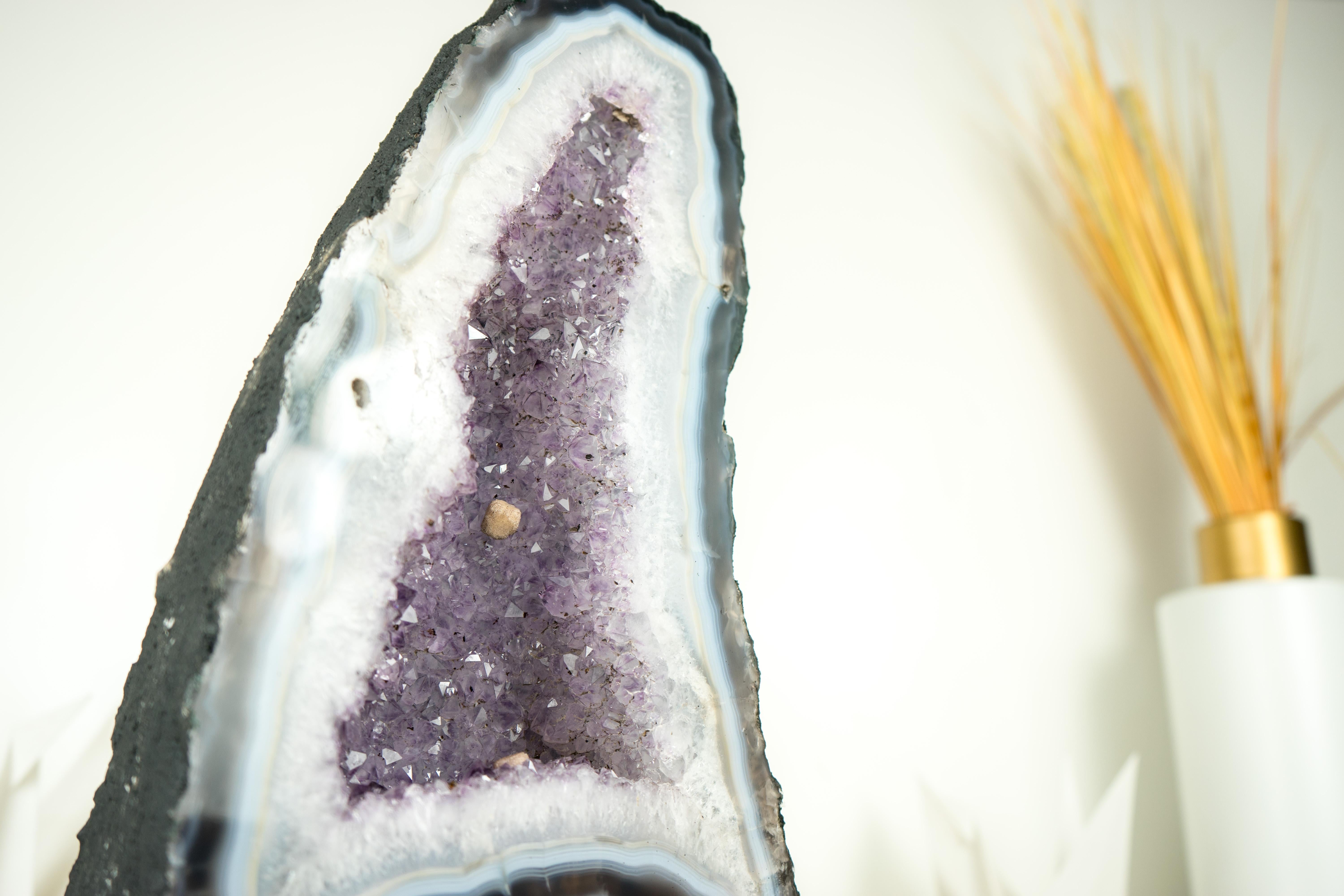 Rara Geoda Catedral de Ágata Encaje Blanca y Azul con Cristal de Amatista Lavanda Brasileño en venta