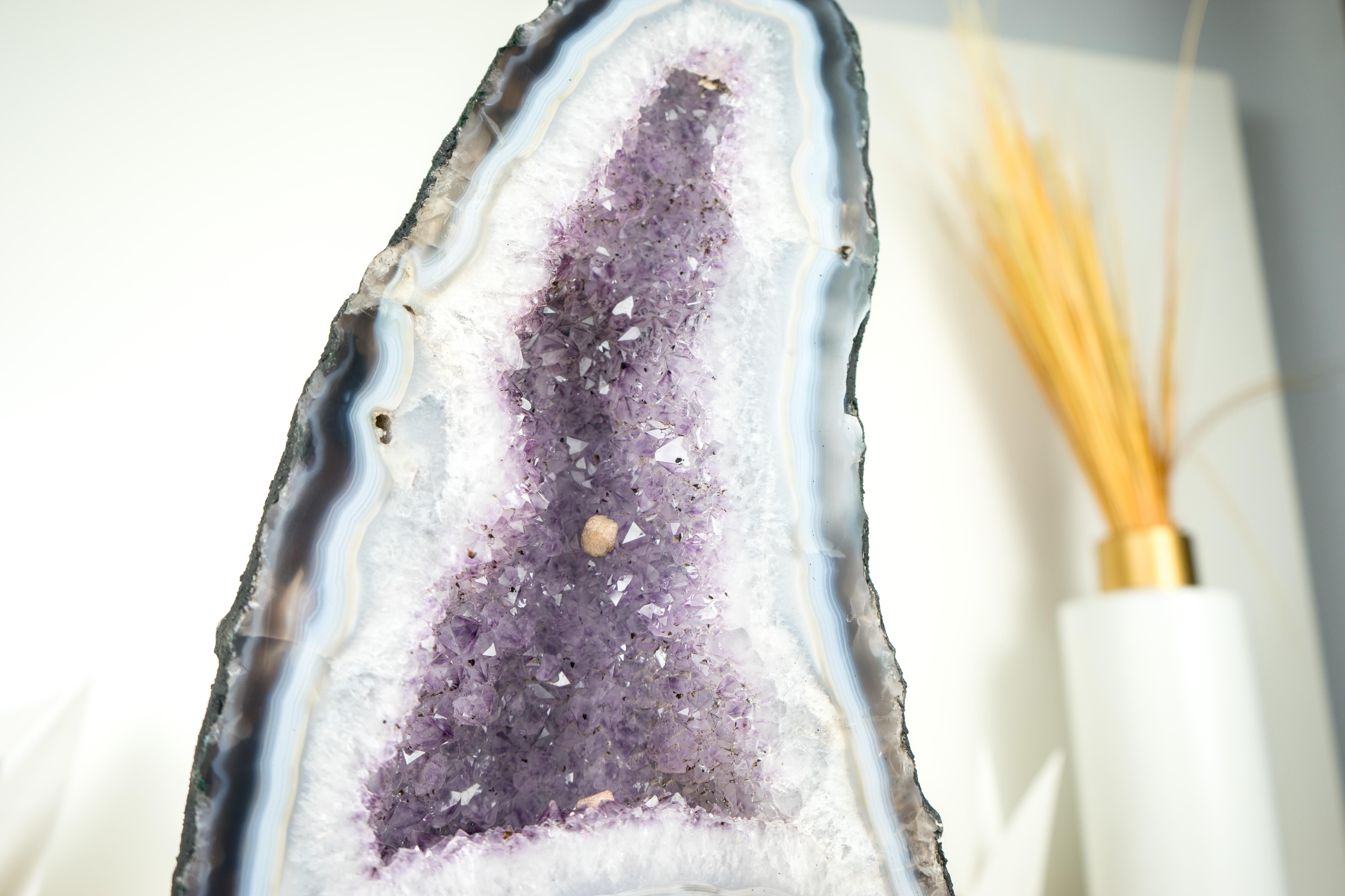 Rara Geoda Catedral de Ágata Encaje Blanca y Azul con Cristal de Amatista Lavanda en Nuevo estado para la venta en Ametista Do Sul, BR