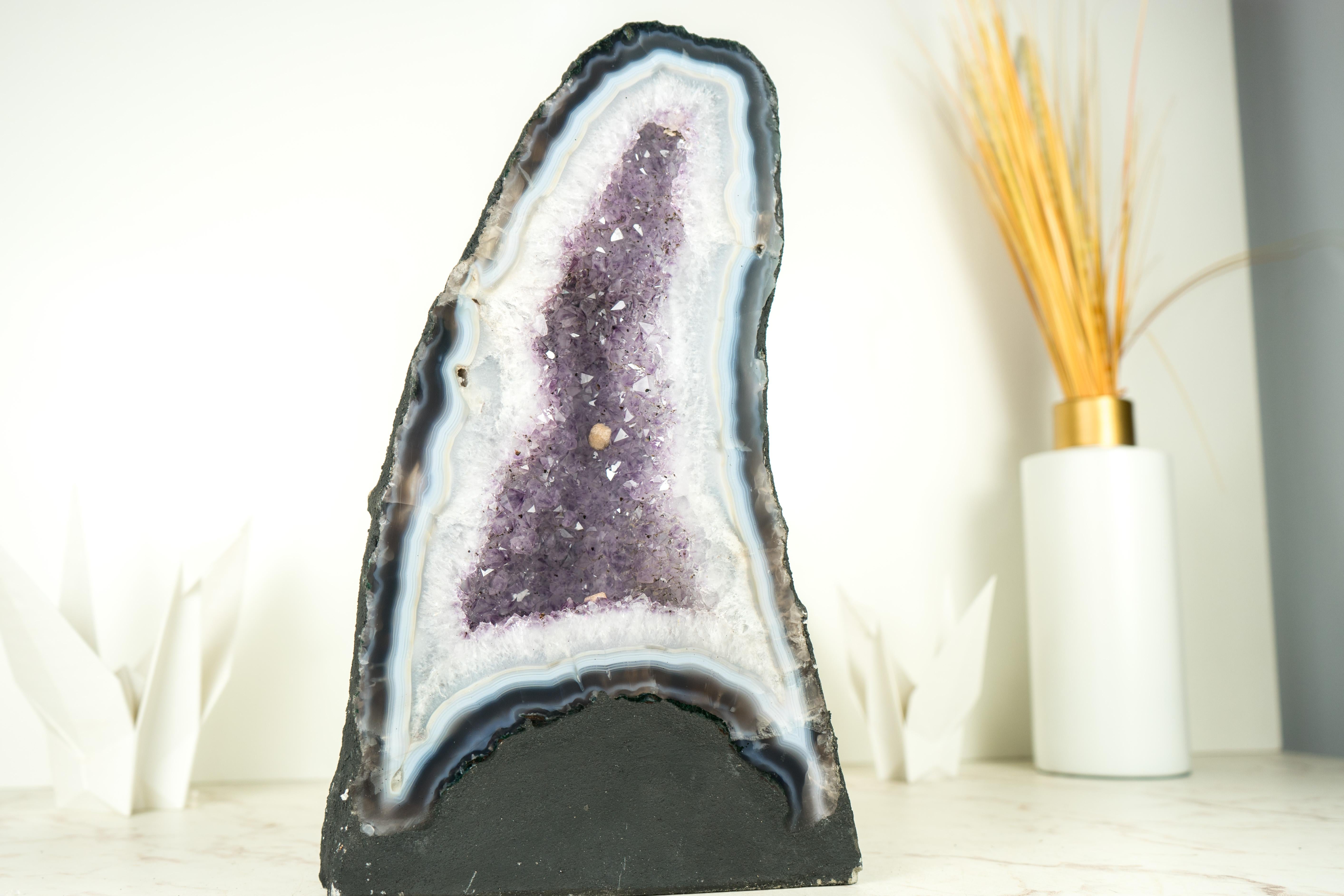 Rara Geoda Catedral de Ágata Encaje Blanca y Azul con Cristal de Amatista Lavanda en venta 1