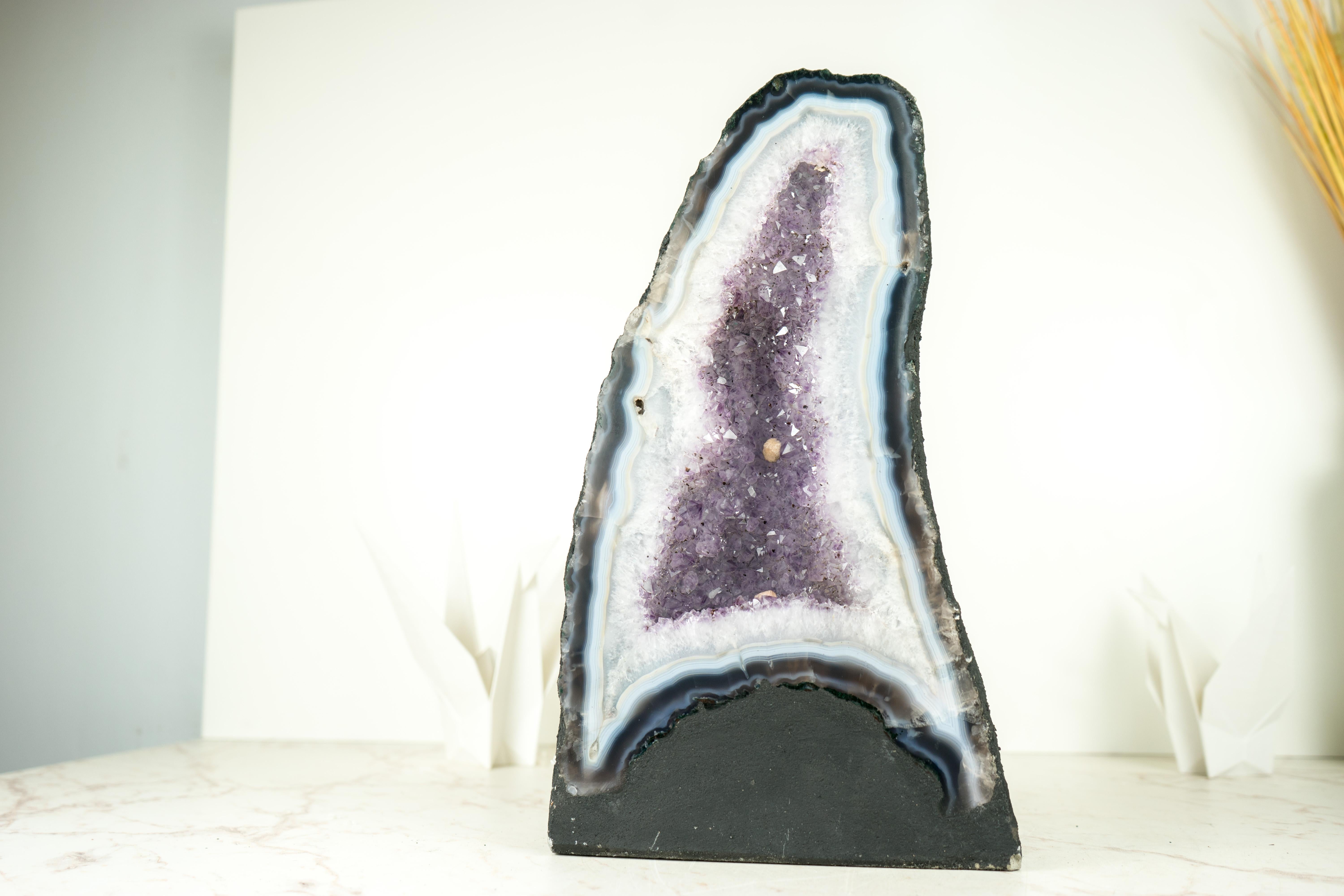 Rara Geoda Catedral de Ágata Encaje Blanca y Azul con Cristal de Amatista Lavanda en venta 2