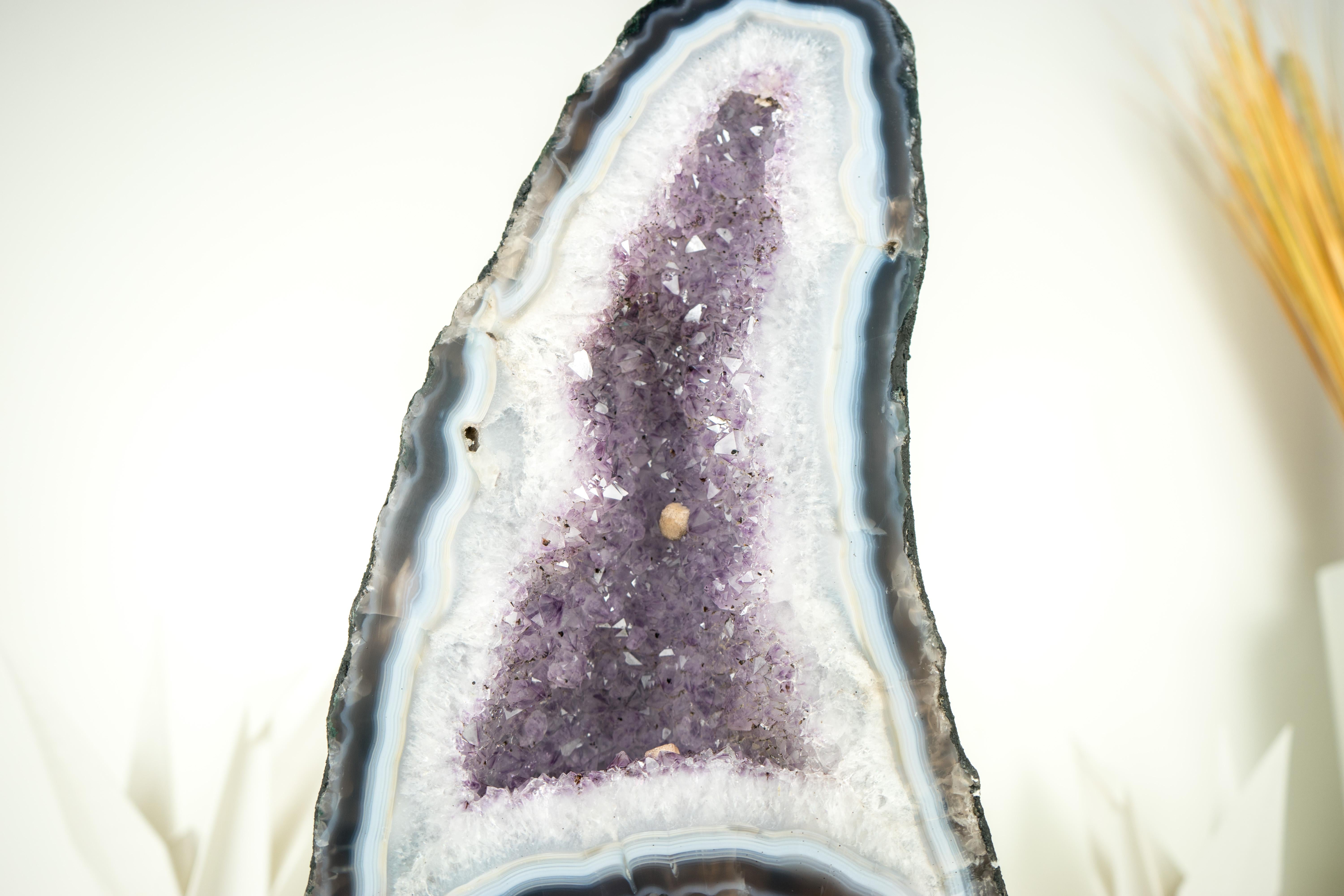 Rara Geoda Catedral de Ágata Encaje Blanca y Azul con Cristal de Amatista Lavanda en venta 3