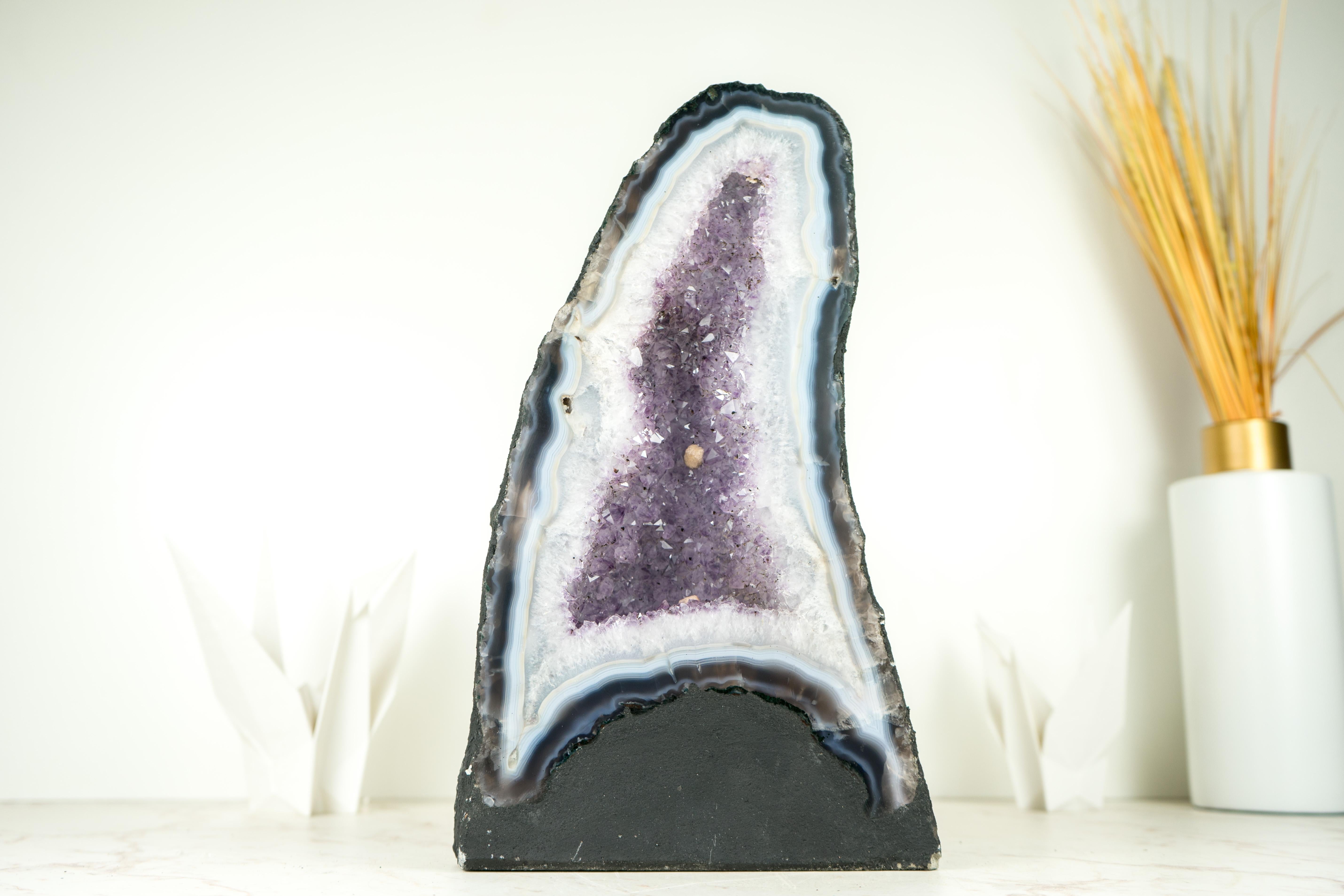 Rara Geoda Catedral de Ágata Encaje Blanca y Azul con Cristal de Amatista Lavanda en venta 4