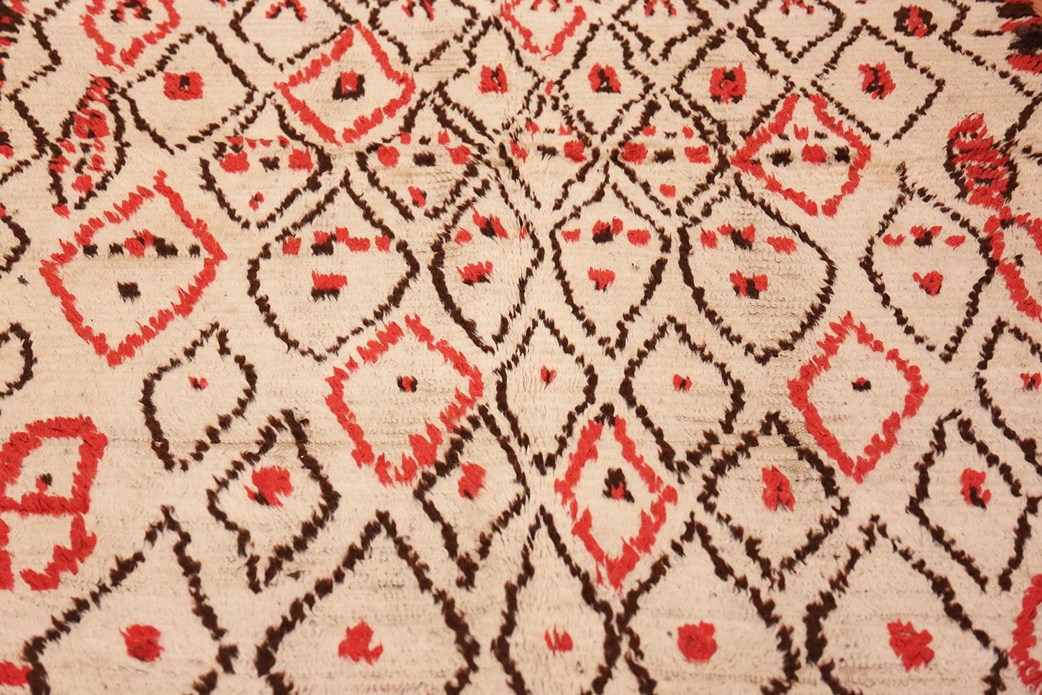 Rare White and Red Vintage Moroccan Carpet, Origin: Morocco, Circa: Late 20th Century - Size: 4 ft 5 in x 10 ft 9 in (1.35 m x 3.28 m).