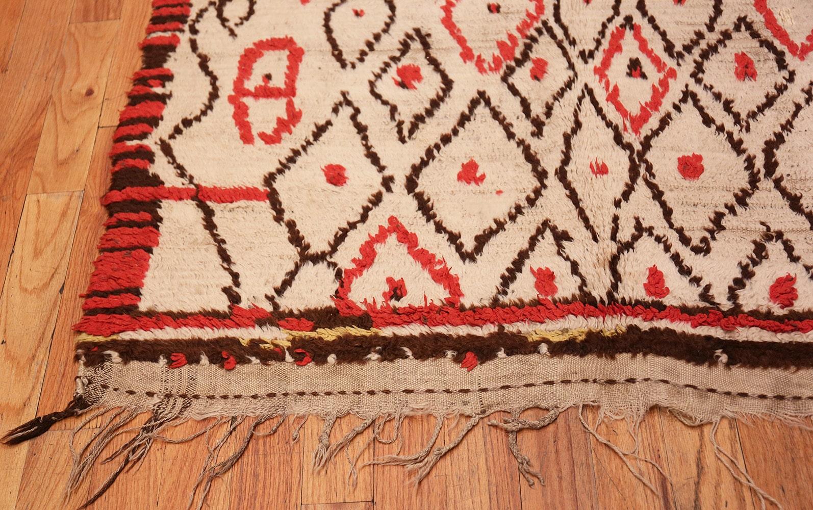 Nazmiyal Collection Vintage Moroccan Carpet. Size: 4 ft 5 in x 10 ft 9 in In Excellent Condition For Sale In New York, NY