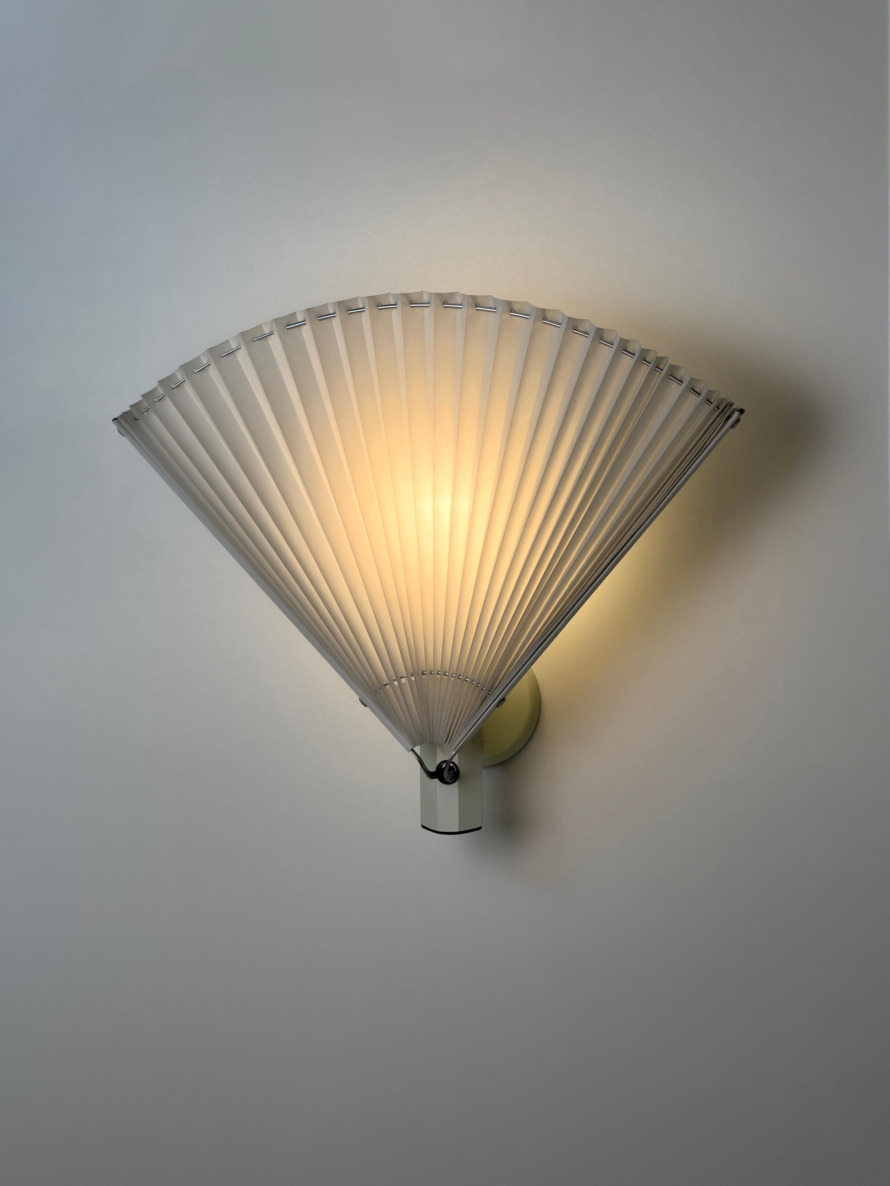 Seltene weiße Butterfly Wandleuchte von Afra & Tobia Scarpa für Flos, Italien 80er Jahre (Moderne der Mitte des Jahrhunderts) im Angebot