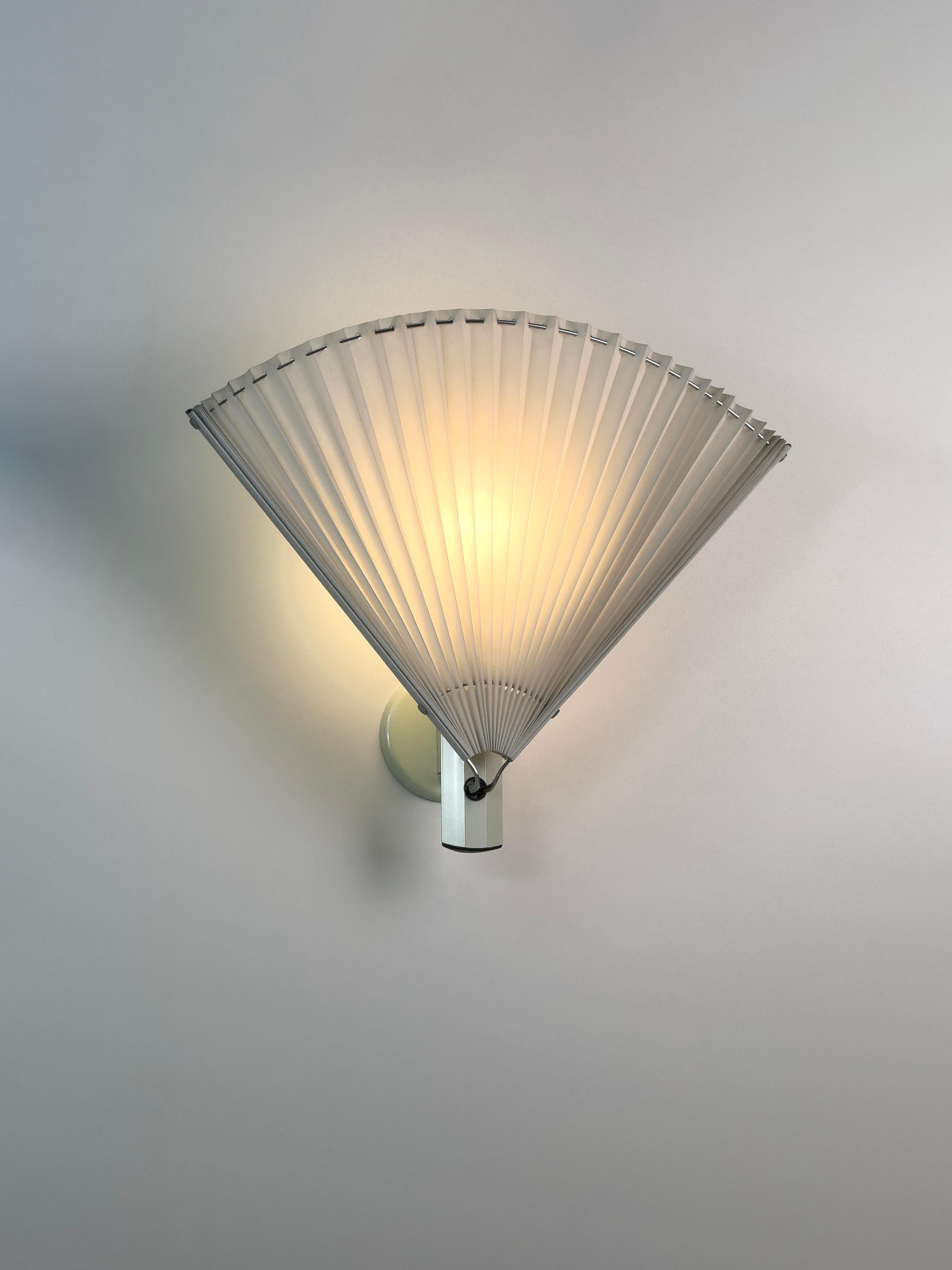 Seltene weiße Butterfly Wandleuchte von Afra & Tobia Scarpa für Flos, Italien 80er Jahre (Italienisch) im Angebot