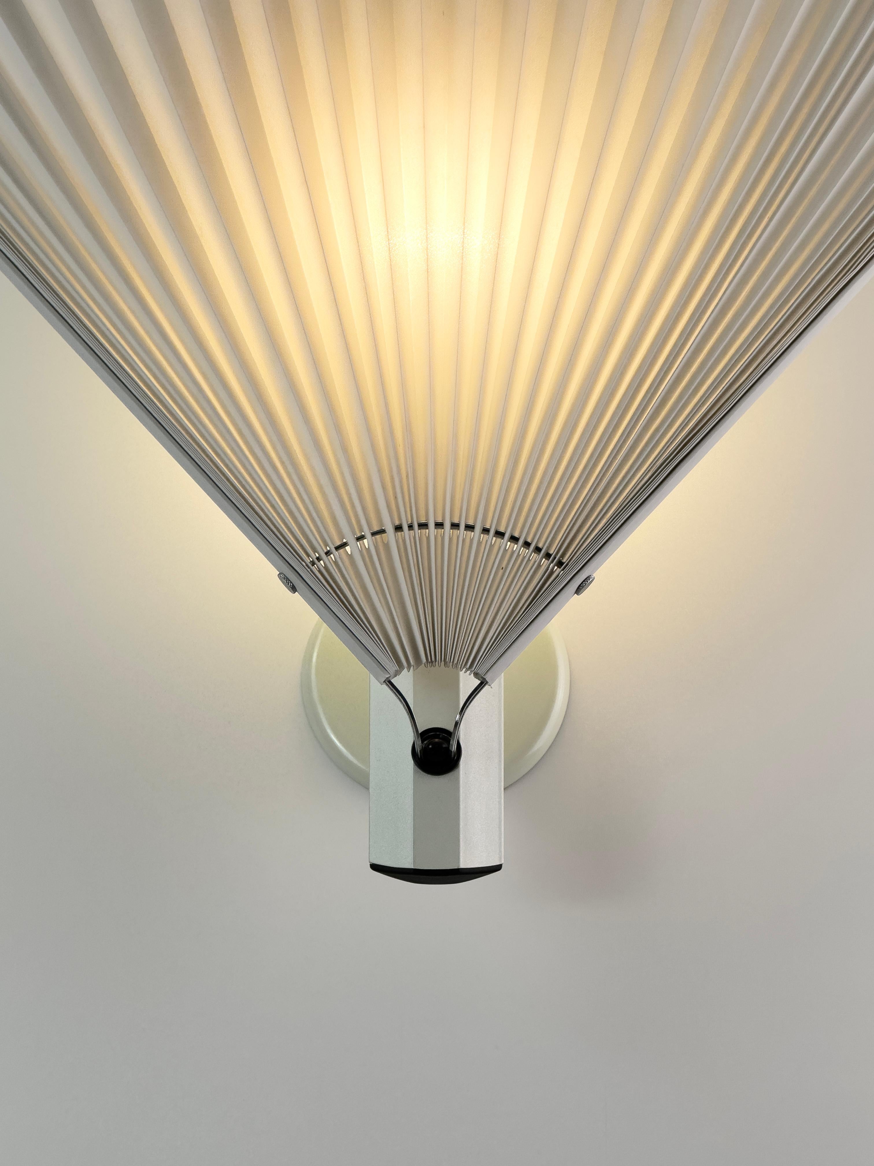 Seltene weiße Butterfly Wandleuchte von Afra & Tobia Scarpa für Flos, Italien 80er Jahre (Metall) im Angebot