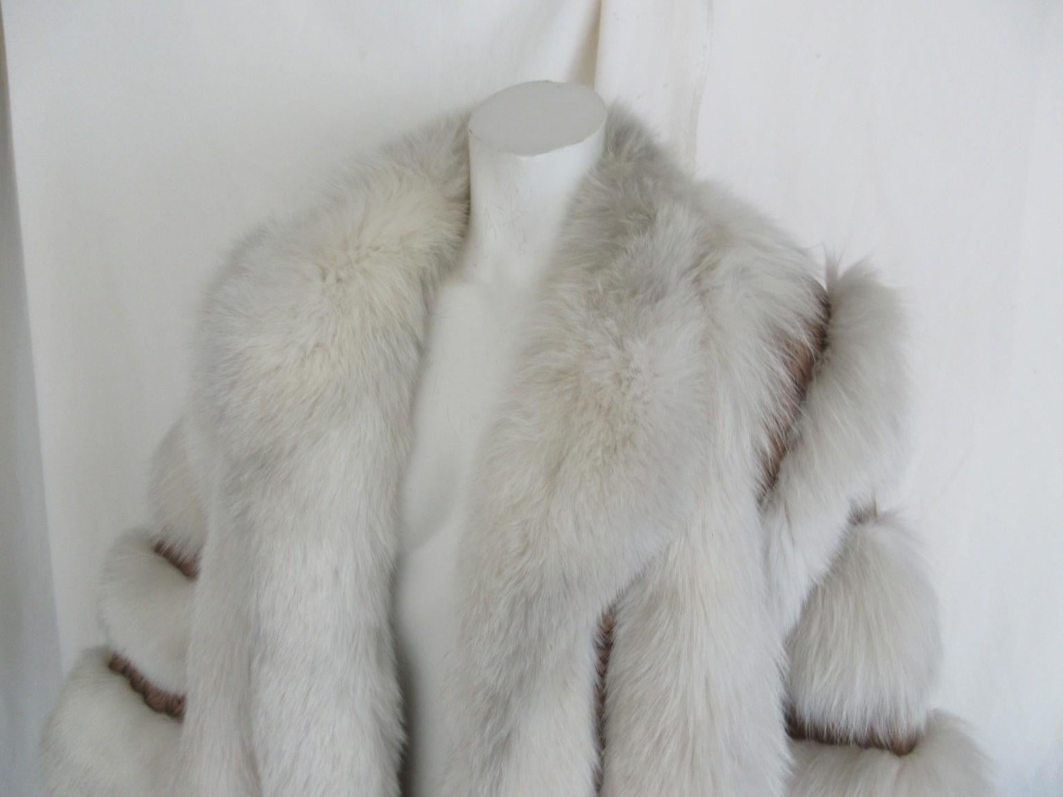 Esclusivo cappotto in pelliccia di volpe bianca con pannelli in pelle marrone

Offriamo altri articoli di pellicceria esclusivi.

 Dettagli:
Con 2 tasche in velluto e 3 ganci di chiusura 
Colore: crema/bianco
Modello ampio
Completamente foderato
La