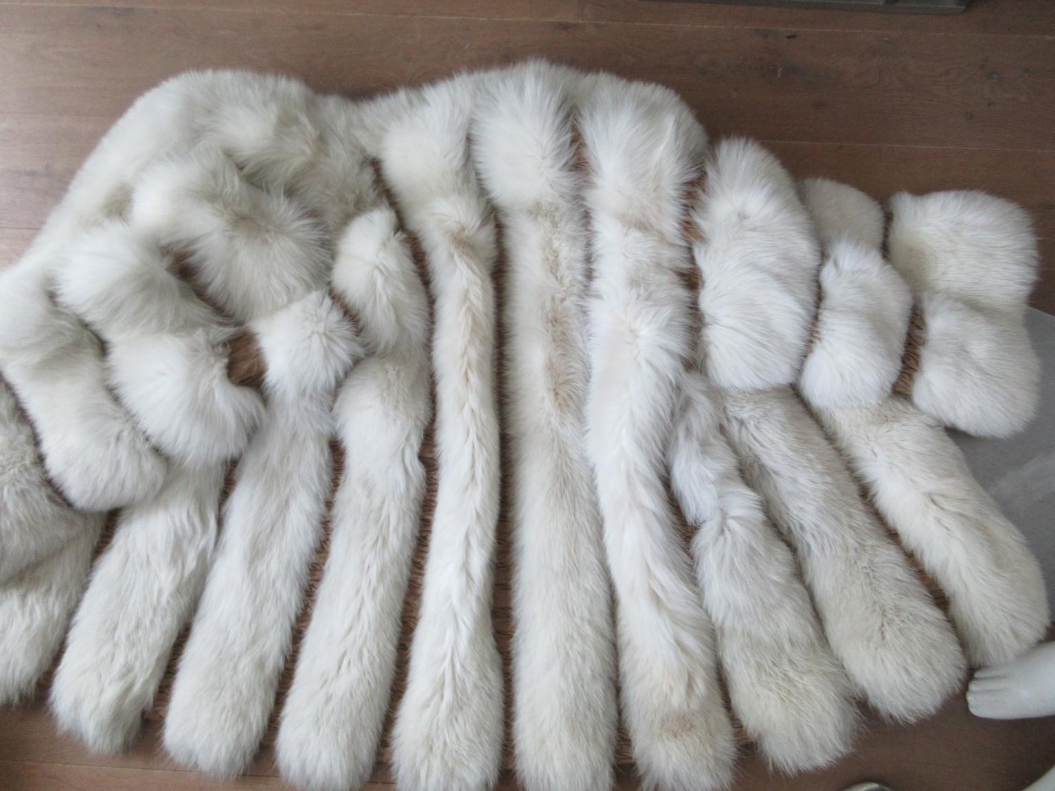 Grigio Raro cappotto di pelliccia di volpe bianca in vendita