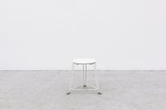 Seltener weiß lackierter TOMADO Dreibeinhocker