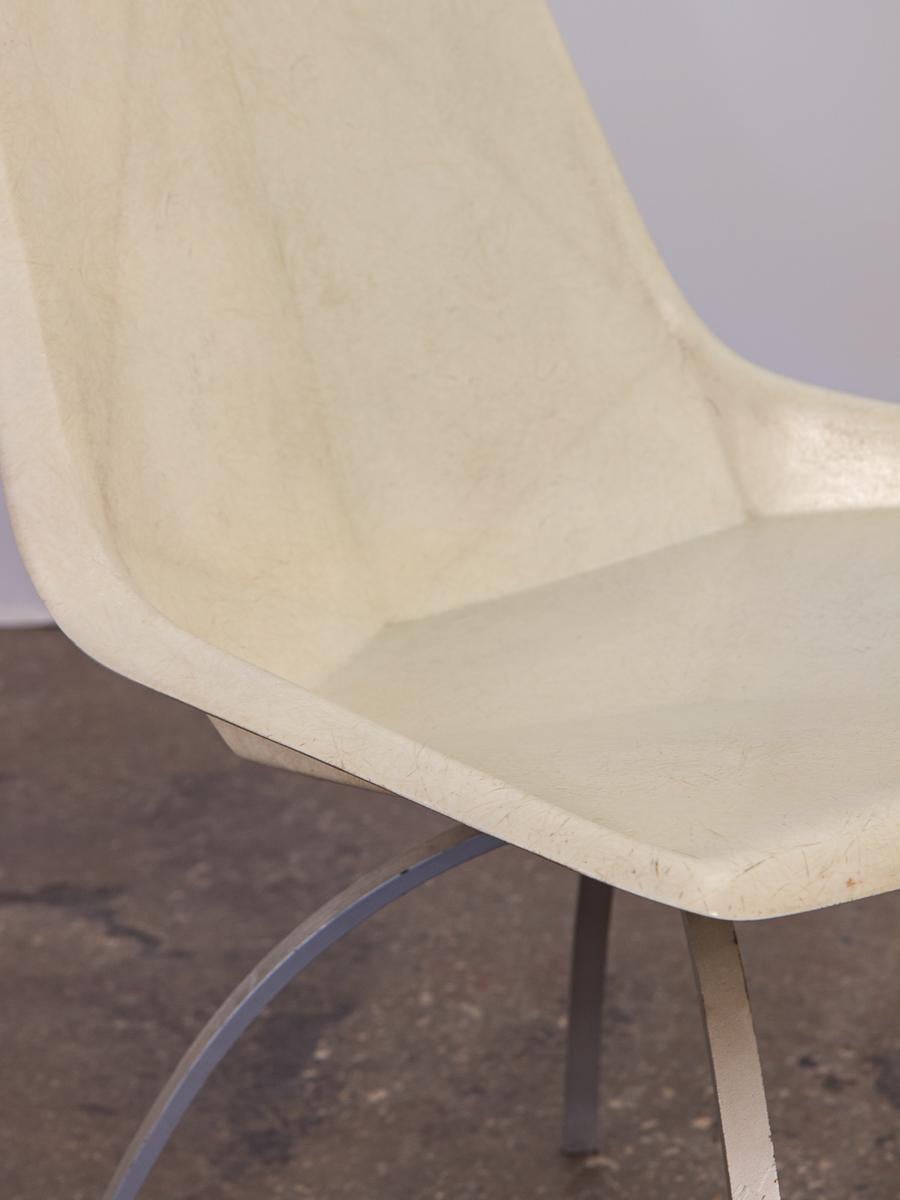 Milieu du XXe siècle Rare chaise blanche Origami de Paul McCobb sur socle araignée en vente