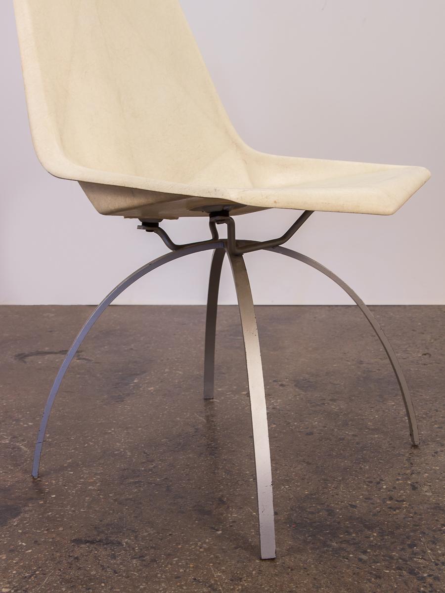 Fibre de verre Rare chaise blanche Origami de Paul McCobb sur socle araignée en vente