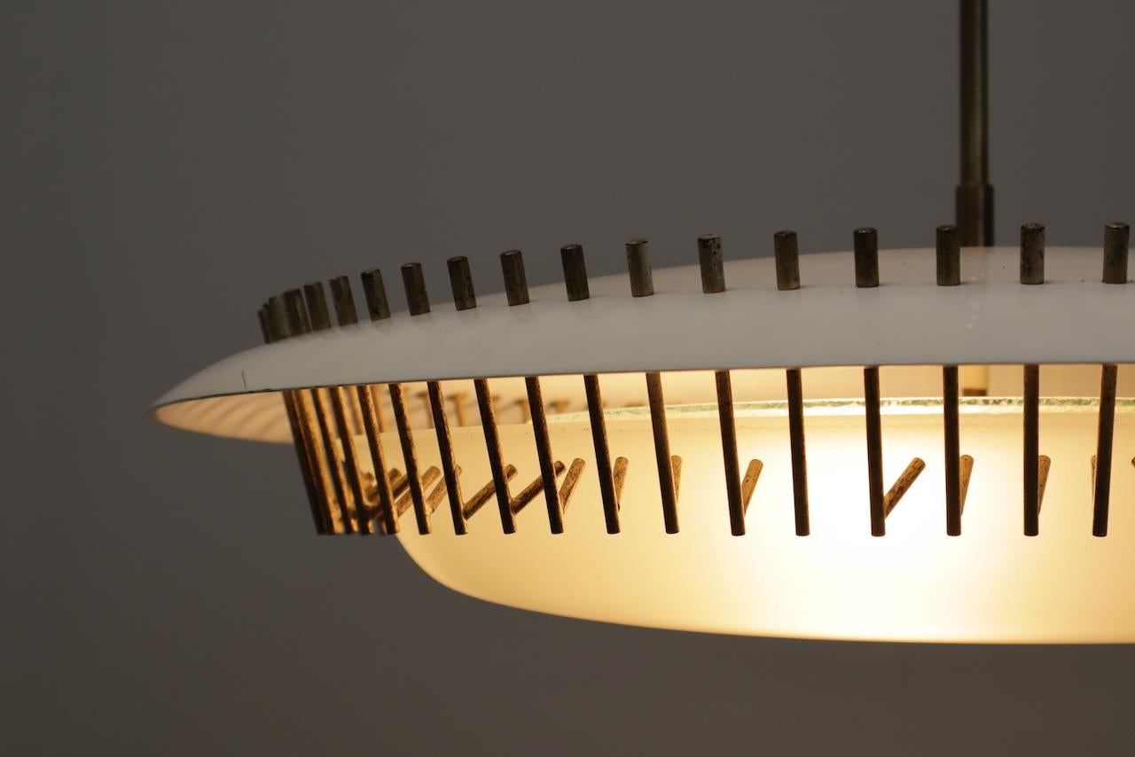 Rara lámpara colgante de plexiglás blanco con cúpula de cristal esmerilado y accesorios de latón de Angelo Lelii para Arredoluce firmada , Italia c. 1958. Publicaciones: Pansera A., Palmaghini A., Padoan A., Arredoluce:Catalogo ragionato, 1943-1987,