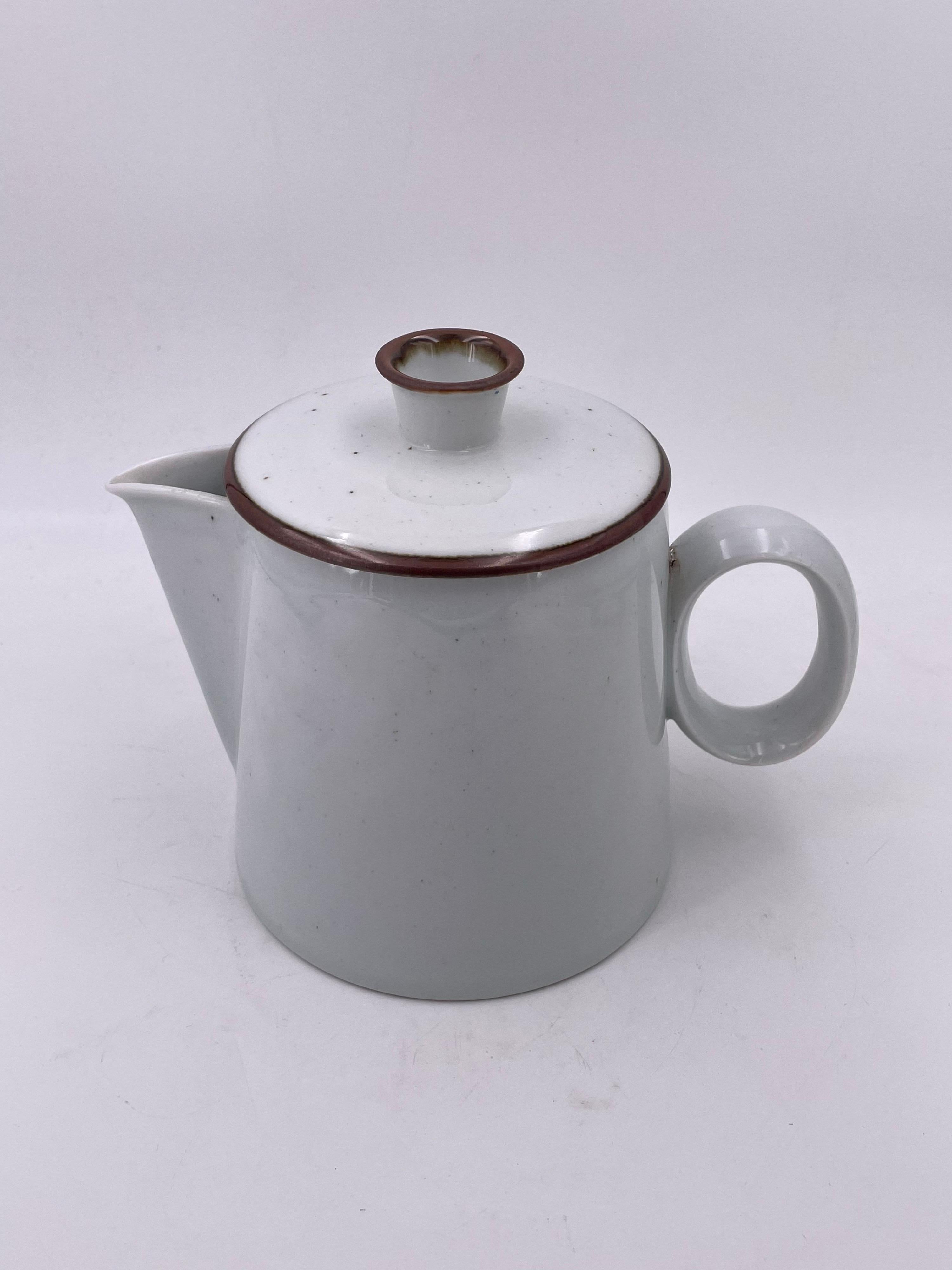 Très beau design sur cet élégant pichet à eau en porcelaine blanche, par dank design. Excellent état, pas d'ébréchures ni de fissures, vers les années 1960.