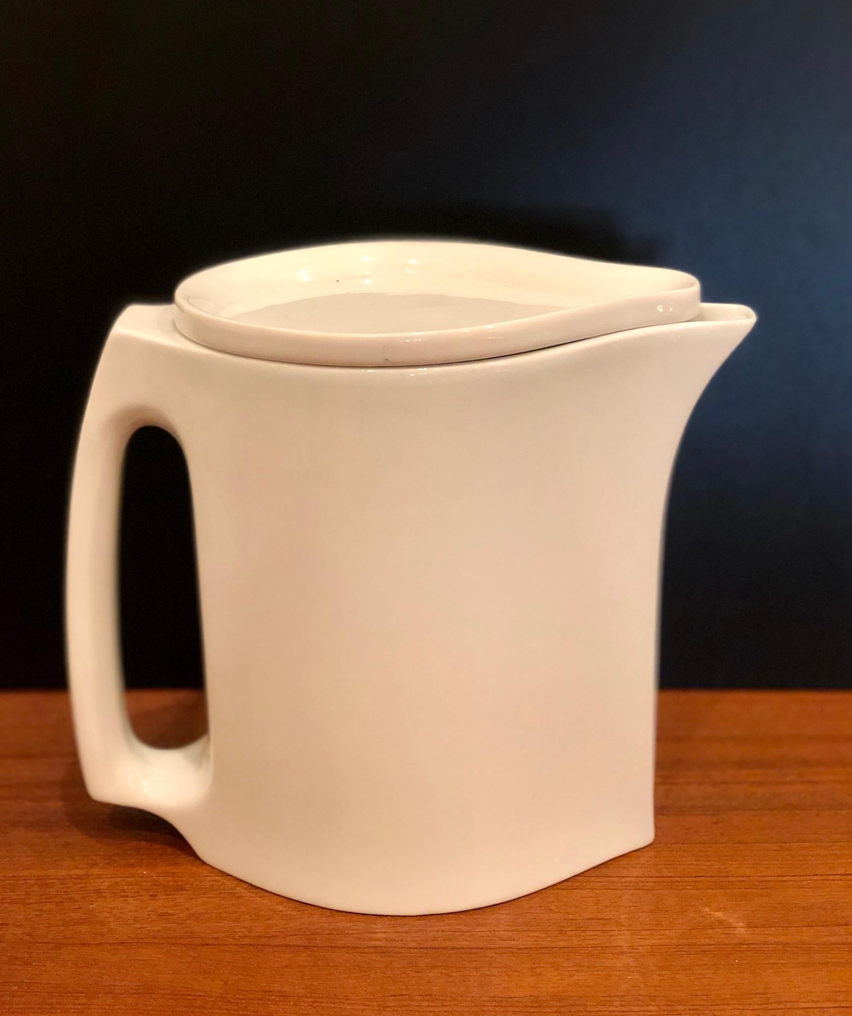 Great design on this elegant water pitcher in white porcelain, by dank designs Austria excellent condition, no chips or cracks, circa 1960s.