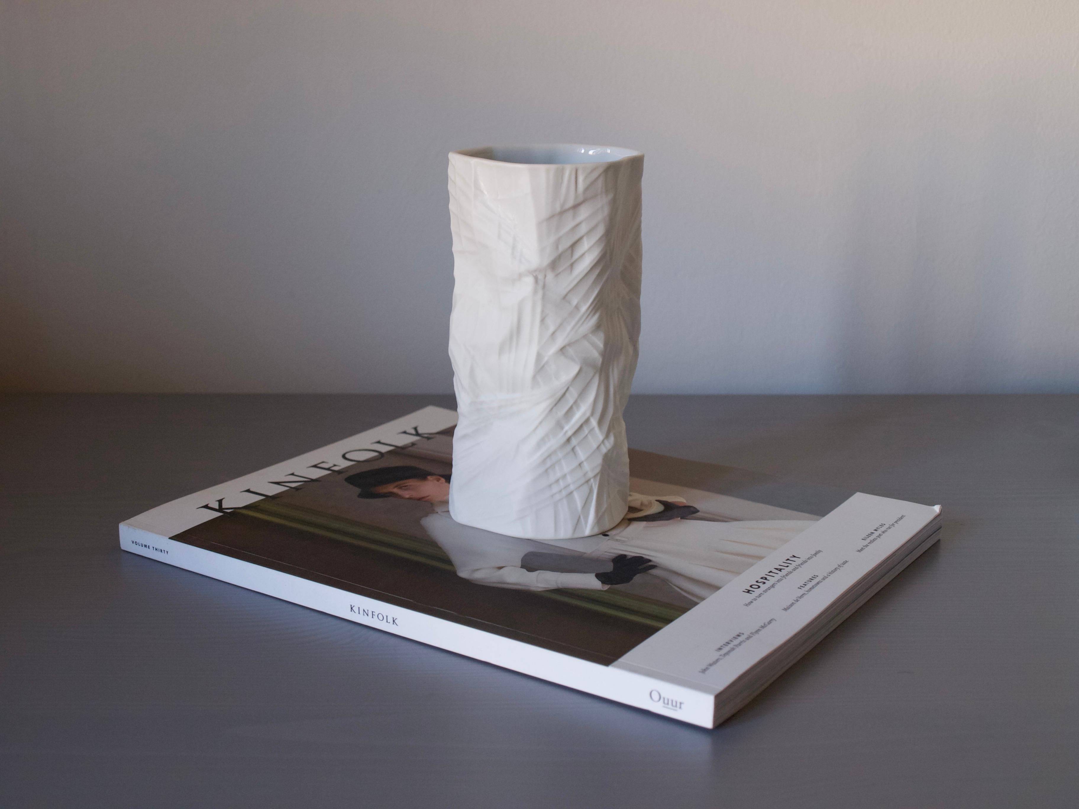 Rare vase blanc de la ligne Rosenthal Studio « Structura » de Martin Freyer
Série « Structura Paper » que Rosenthal a réalisée dans les années 1960. 

Hans Martin Freyer (1909-1975) était un peintre et designer allemand. Il est né à Hanovre, en