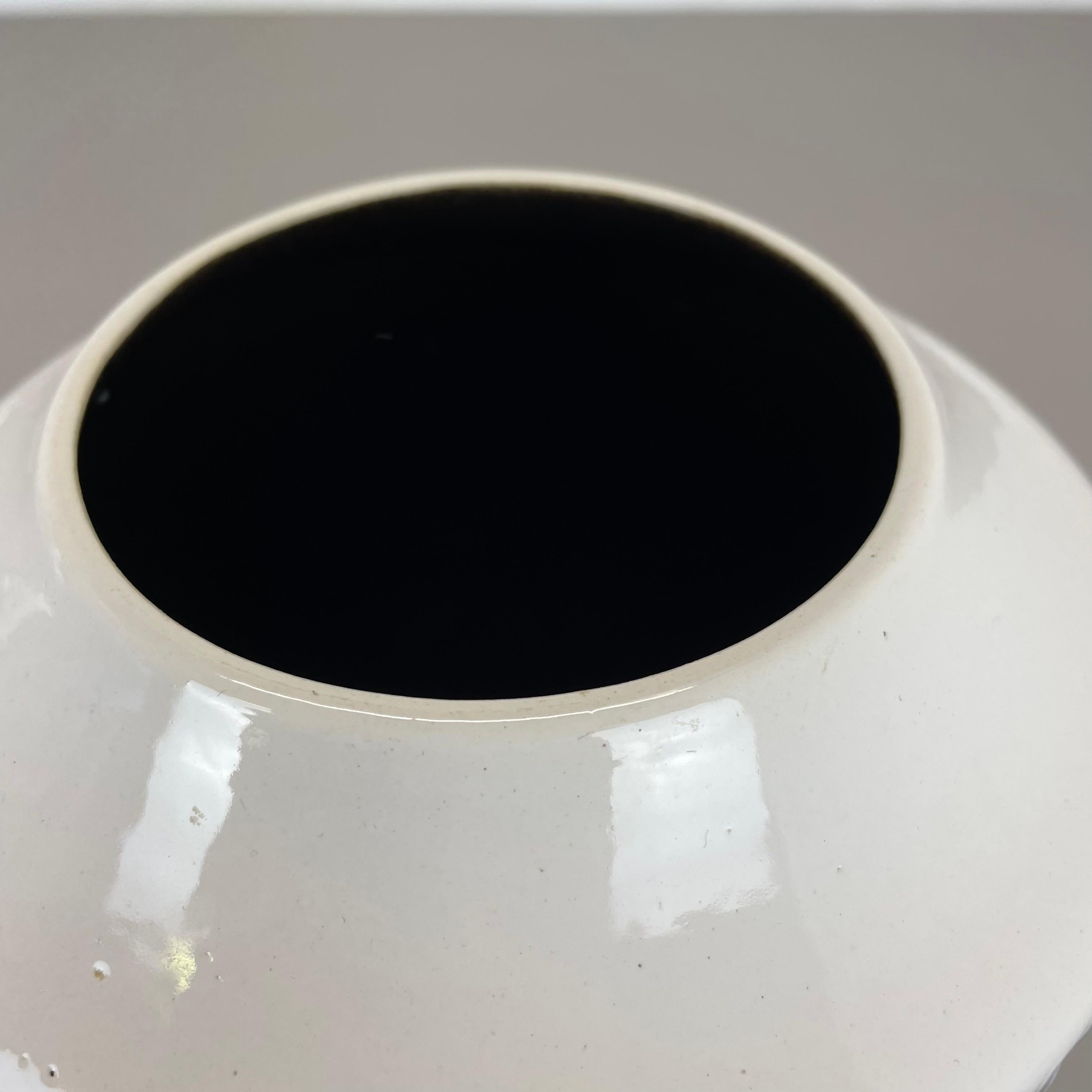 Rare vase en céramique blanc zig zag Fat Lava d'ILKRA Ceramics, Allemagne, années 1970 en vente 3