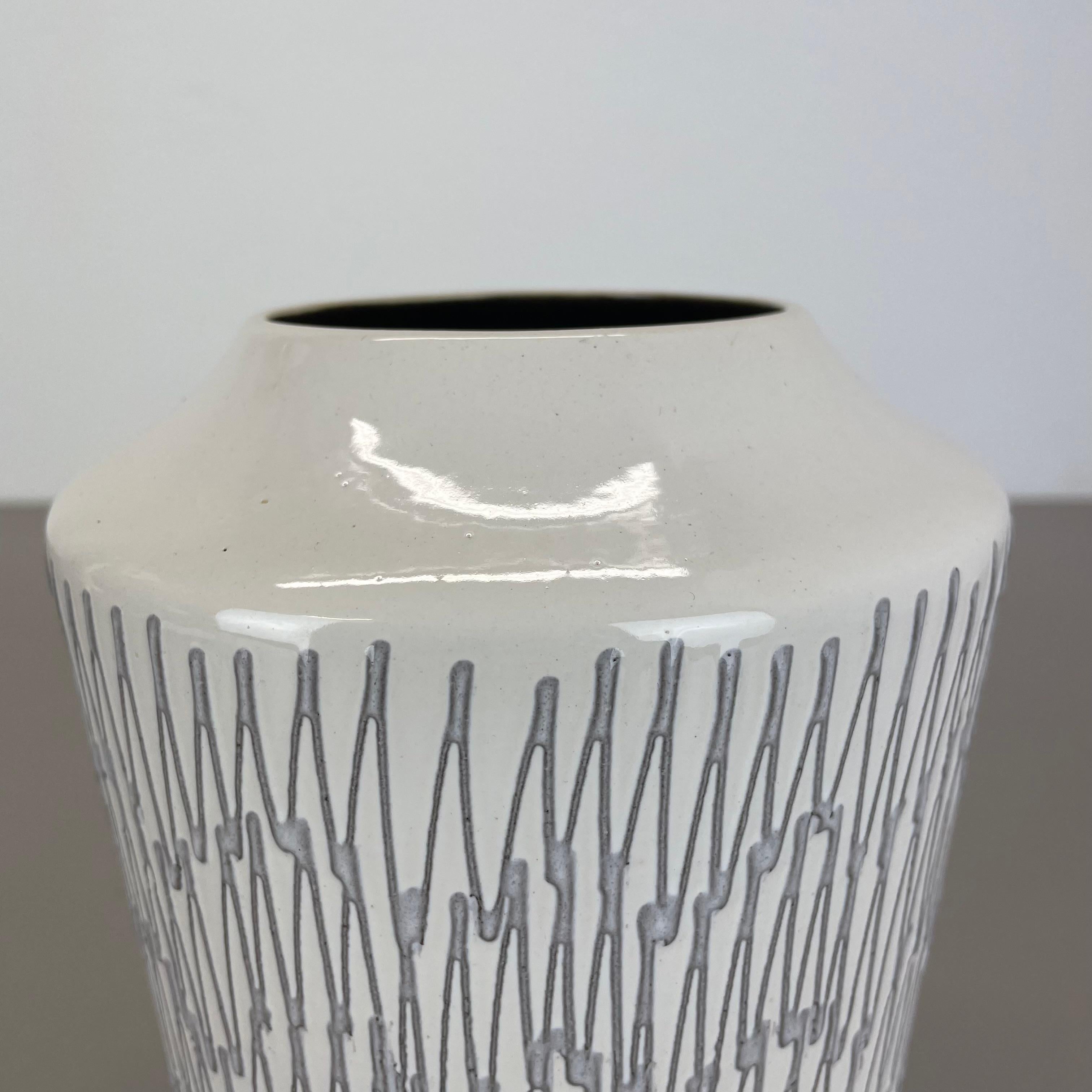 Rare vase en céramique blanc zig zag Fat Lava d'ILKRA Ceramics, Allemagne, années 1970 en vente 4