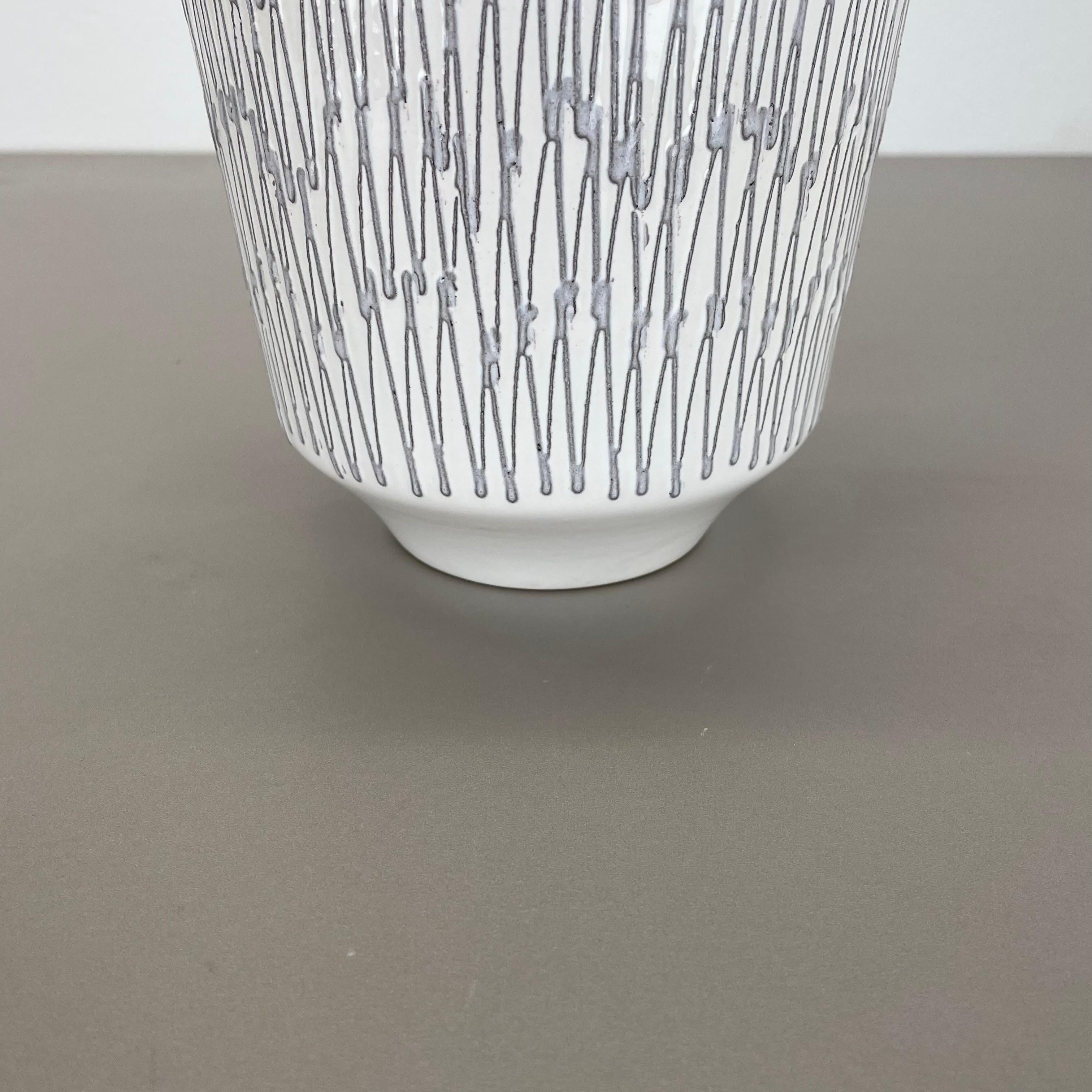 Rare vase en céramique blanc zig zag Fat Lava d'ILKRA Ceramics, Allemagne, années 1970 en vente 5