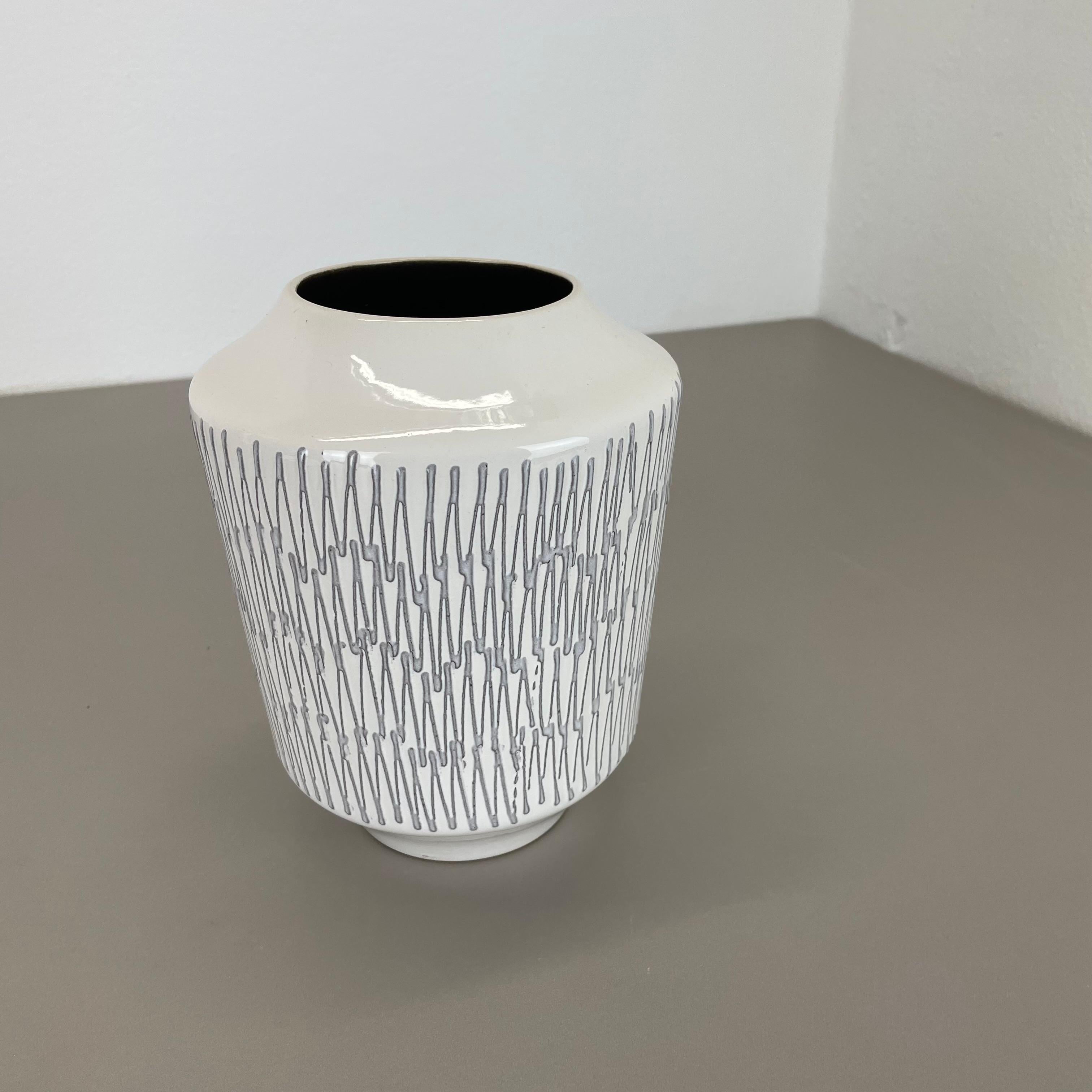 Rare vase en céramique blanc zig zag Fat Lava d'ILKRA Ceramics, Allemagne, années 1970 en vente 8